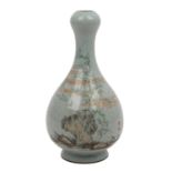 Vase, CHINA.Seladonfarben, mit großmaschig craquellierter Glasur, bemalt mit Felden u