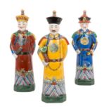 Drei Figuren aus Keramik. CHINA.Jeweils stehende Darstellung eines Beamten, farbig gef