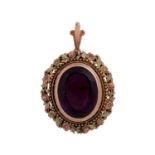 Anhänger/Brosche mit ovalem Amethyst von ca. 22 ctin Fassung aus Rosé- und Grüngold