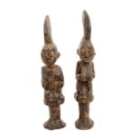 Paar Zwillingsfiguren 'ibedji', NIGERIA, 1. Hälfte 20. Jh..Weibliche und männliche Z