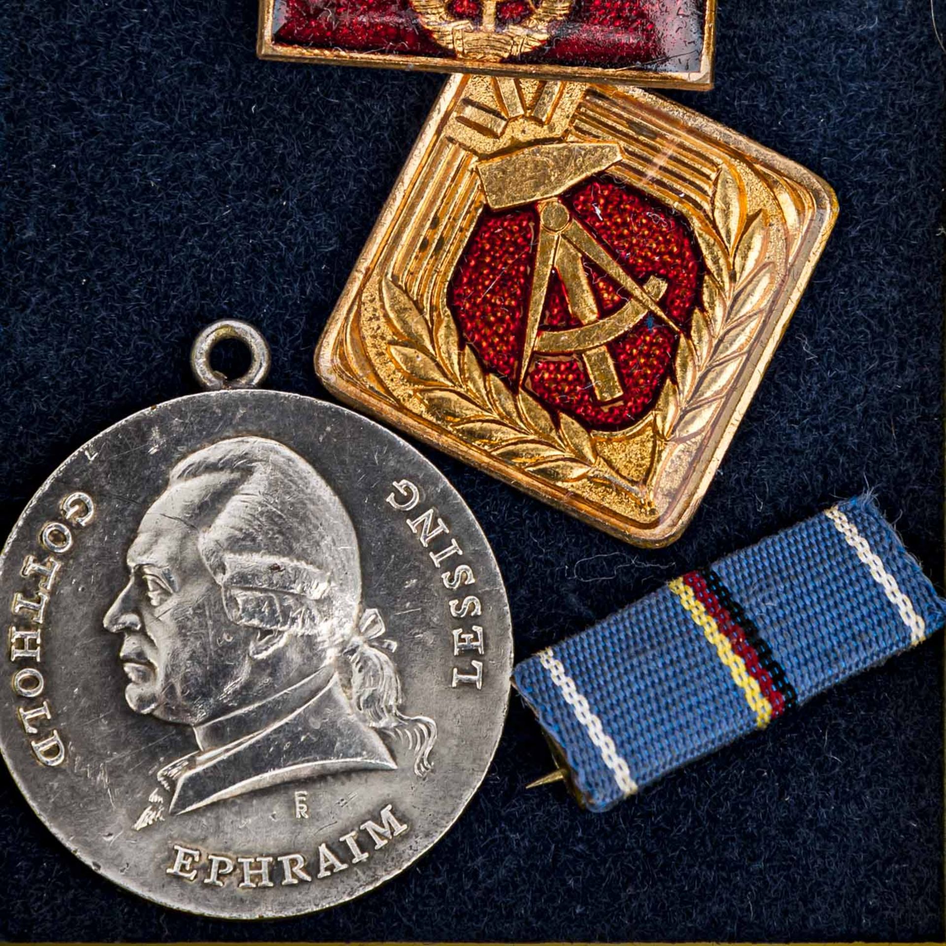 DDR - Konvolut Orden, Auszeichnungen, Medaillen, - Bild 12 aus 13