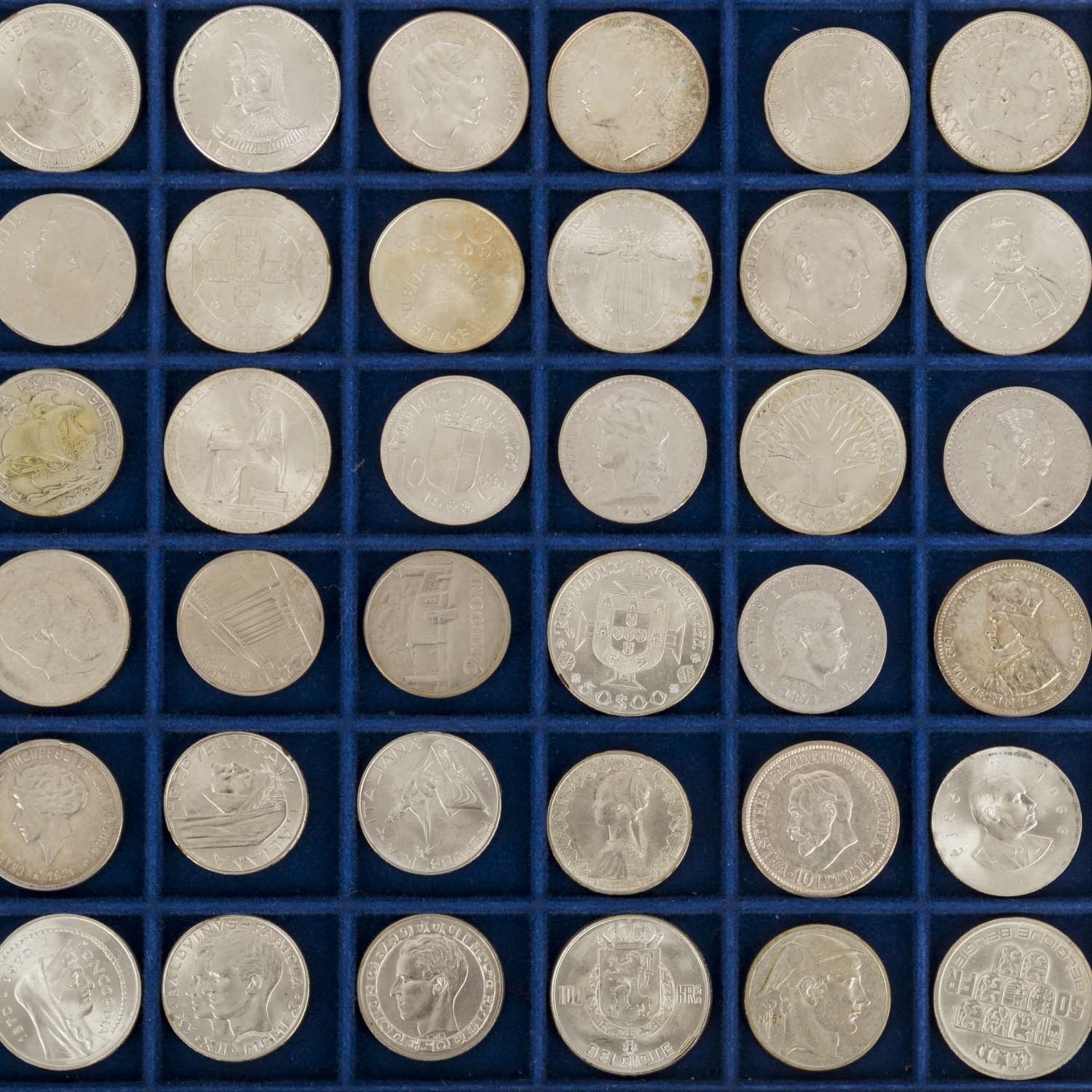 Münzkoffer mit insgesamt 6 Tableaus,< - Bild 2 aus 3