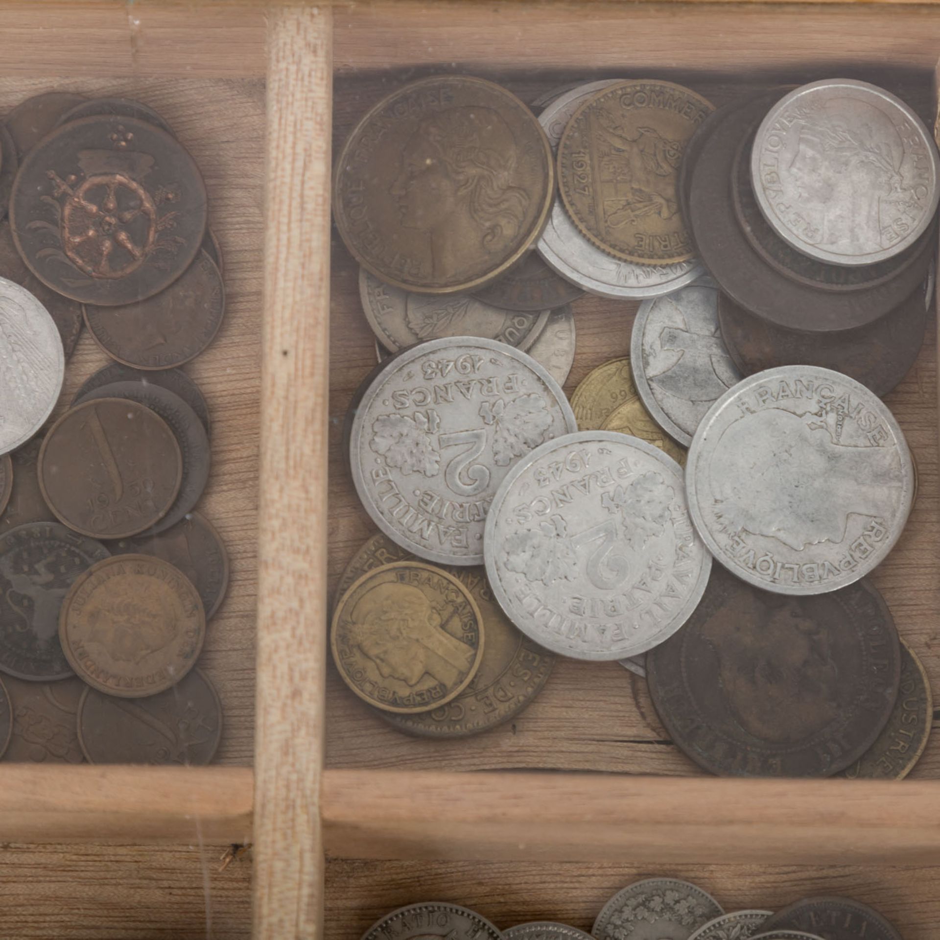 Fundgrube - Schachtel und Holzkistemit vorwiegend älteren Münzen, dabei auch Kriegsnotgeld, sehr - Bild 6 aus 7