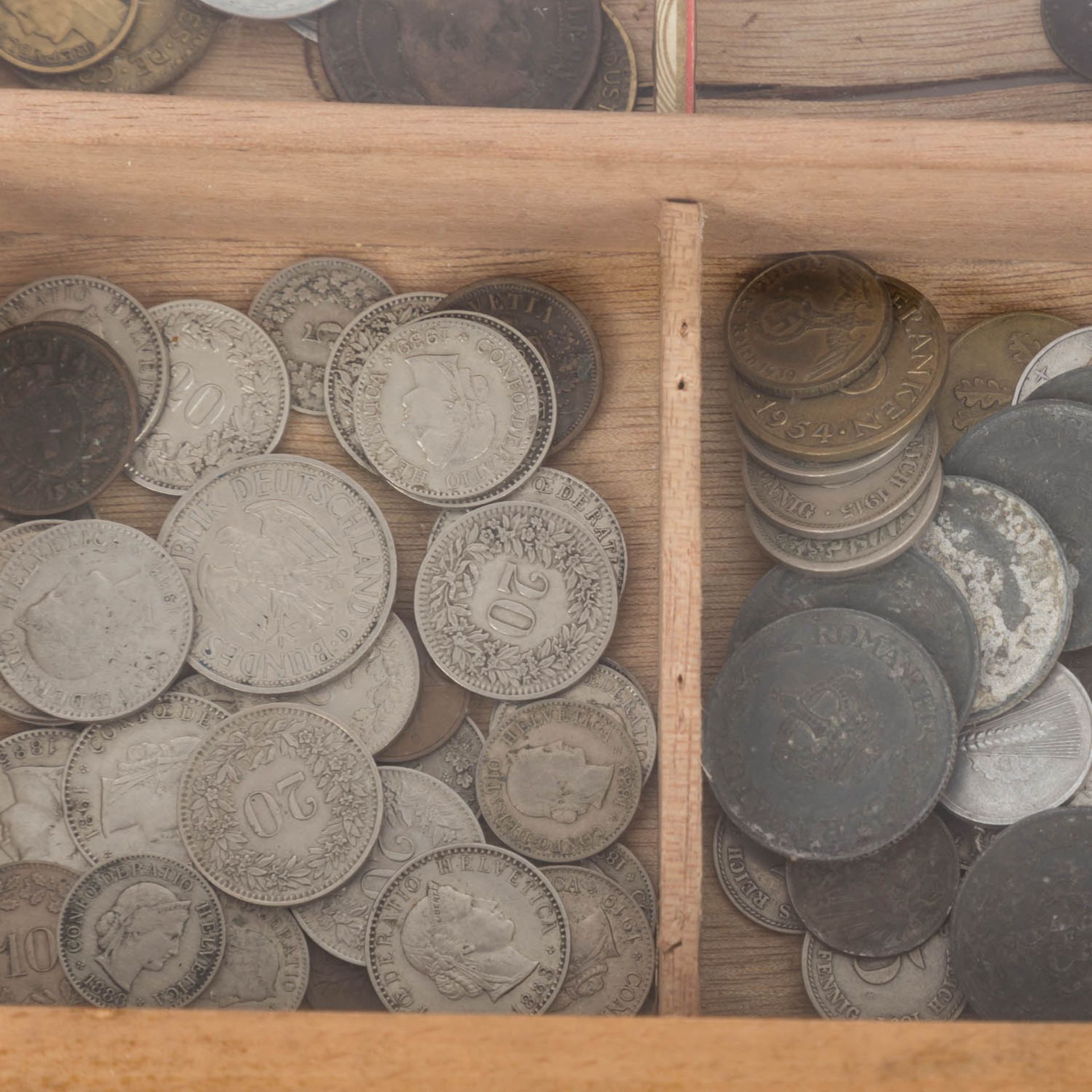 Fundgrube - Schachtel und Holzkistemit vorwiegend älteren Münzen, dabei auch Kriegsnotgeld, sehr - Bild 5 aus 7