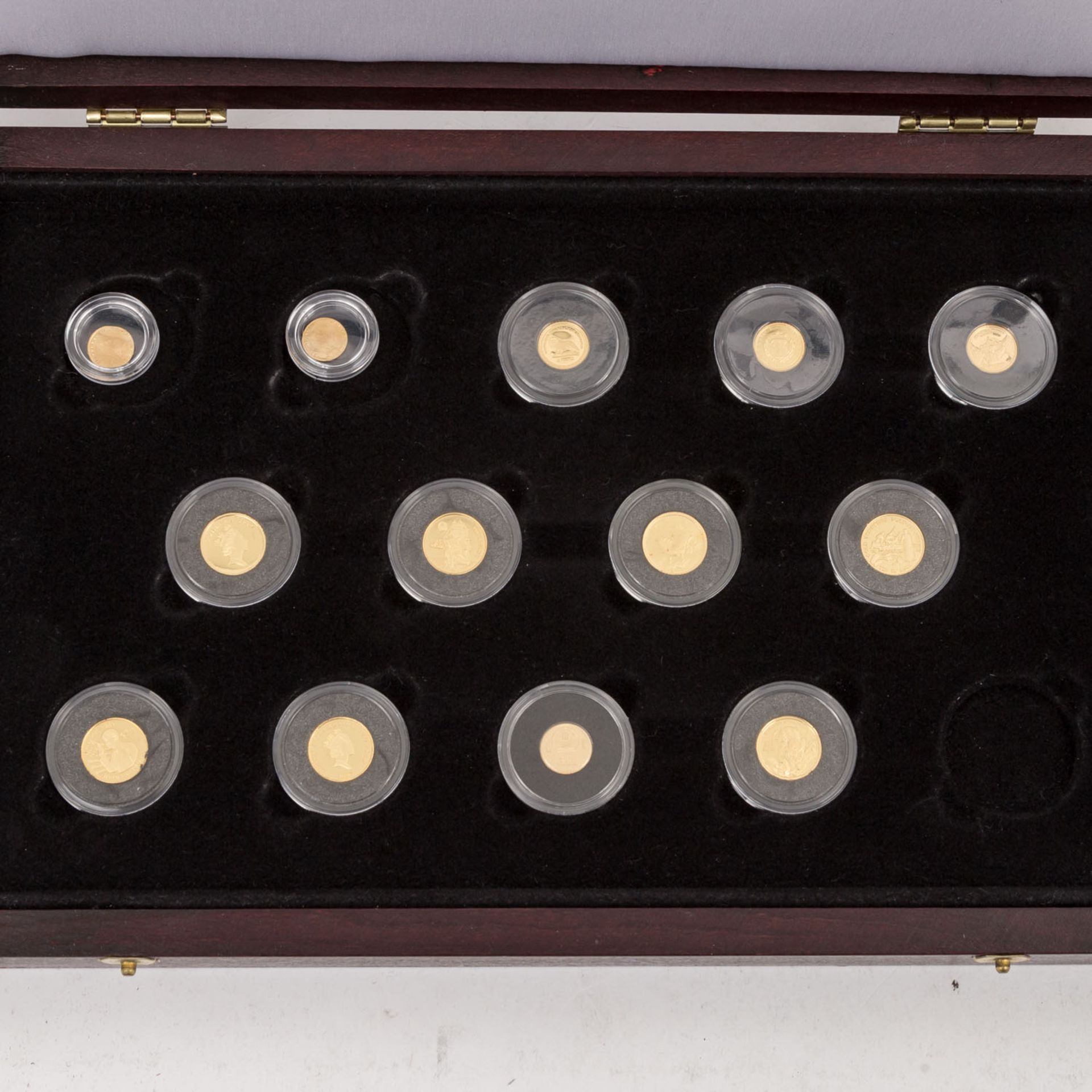 Kleinste GOLDMünzen der Welt -Kleinste Goldmünzen mit verschiedenen Nominalen und Feinheiten, u.a. 6 - Bild 3 aus 4