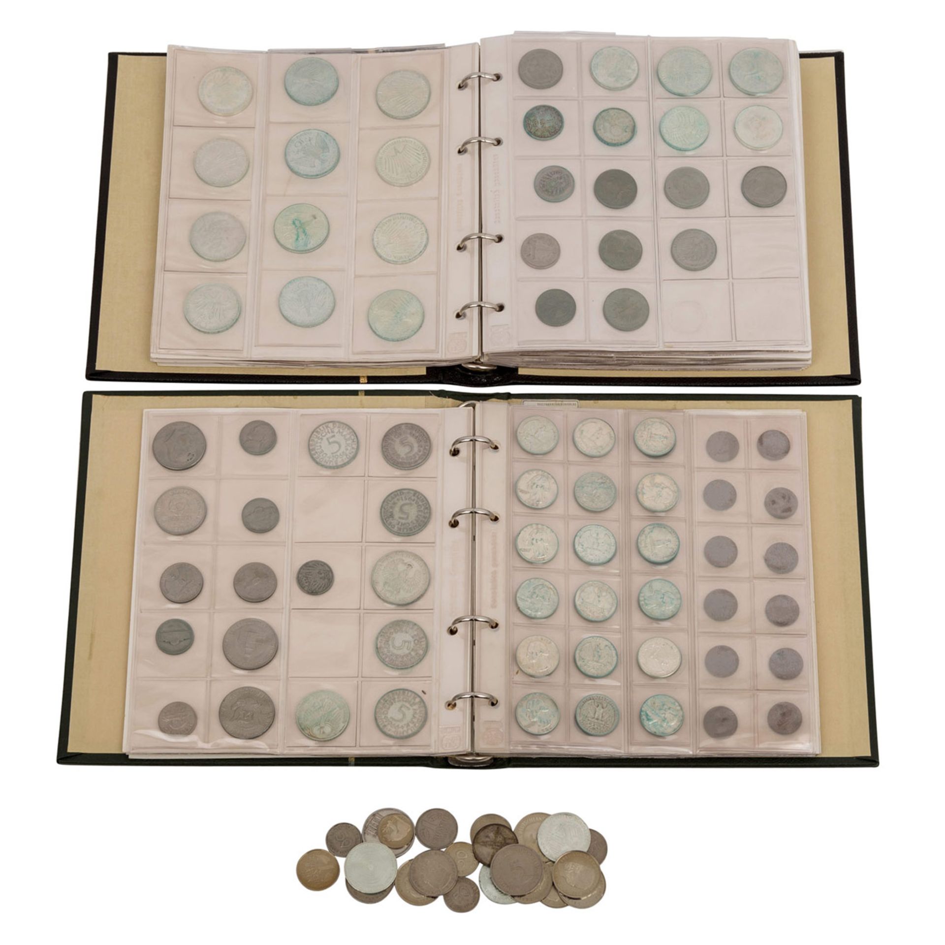 2 Alben und lose Münzen, überwiegendBRD mit 10 DM, 5 DM, auch IIIl. Reich 21 x 5 Reichsmark, etwas