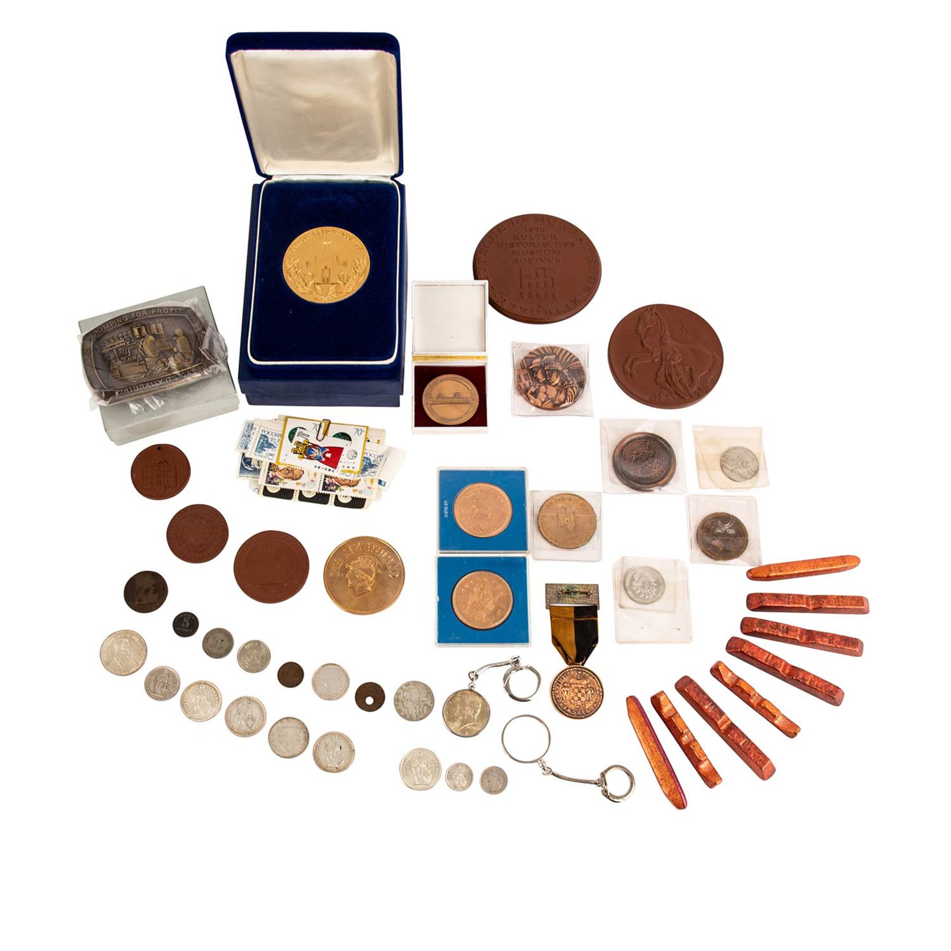Konvolut aus Medaillen, Münzen & Briefmarkenbesteht u.a. aus ca. 650g Kupferbarren, Medaillen, wie