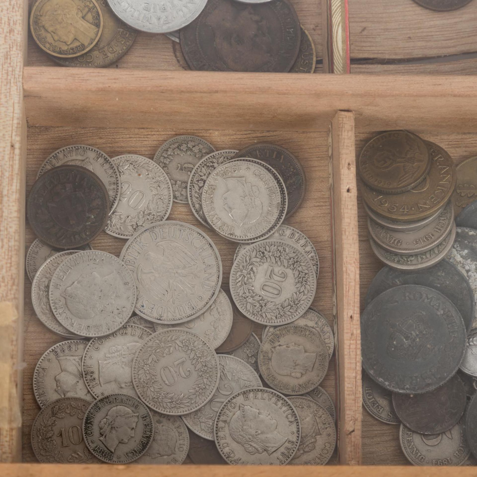 Fundgrube - Schachtel und Holzkistemit vorwiegend älteren Münzen, dabei auch Kriegsnotgeld, sehr - Bild 4 aus 7