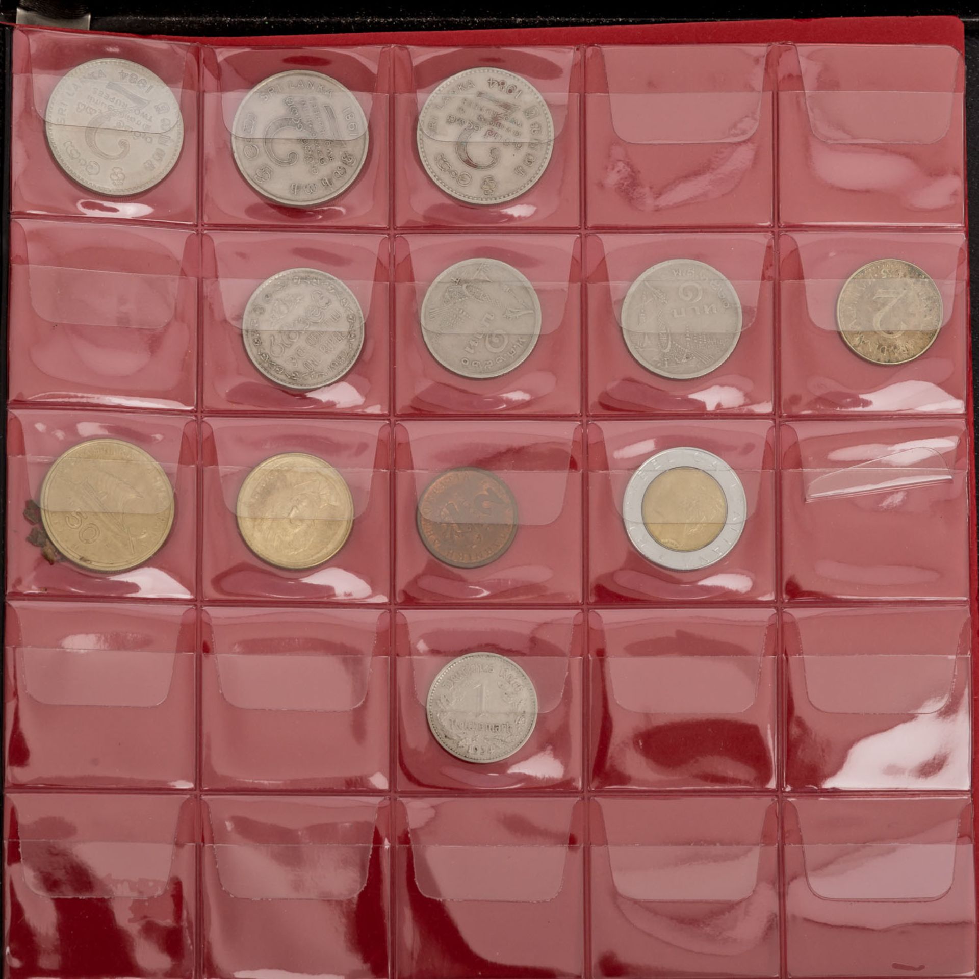Lot aus 4 Alben und LINDNER Tableau, im Wesentlicheneinige Kilo Weltmünzen und unedler Beifang, an - Bild 8 aus 17