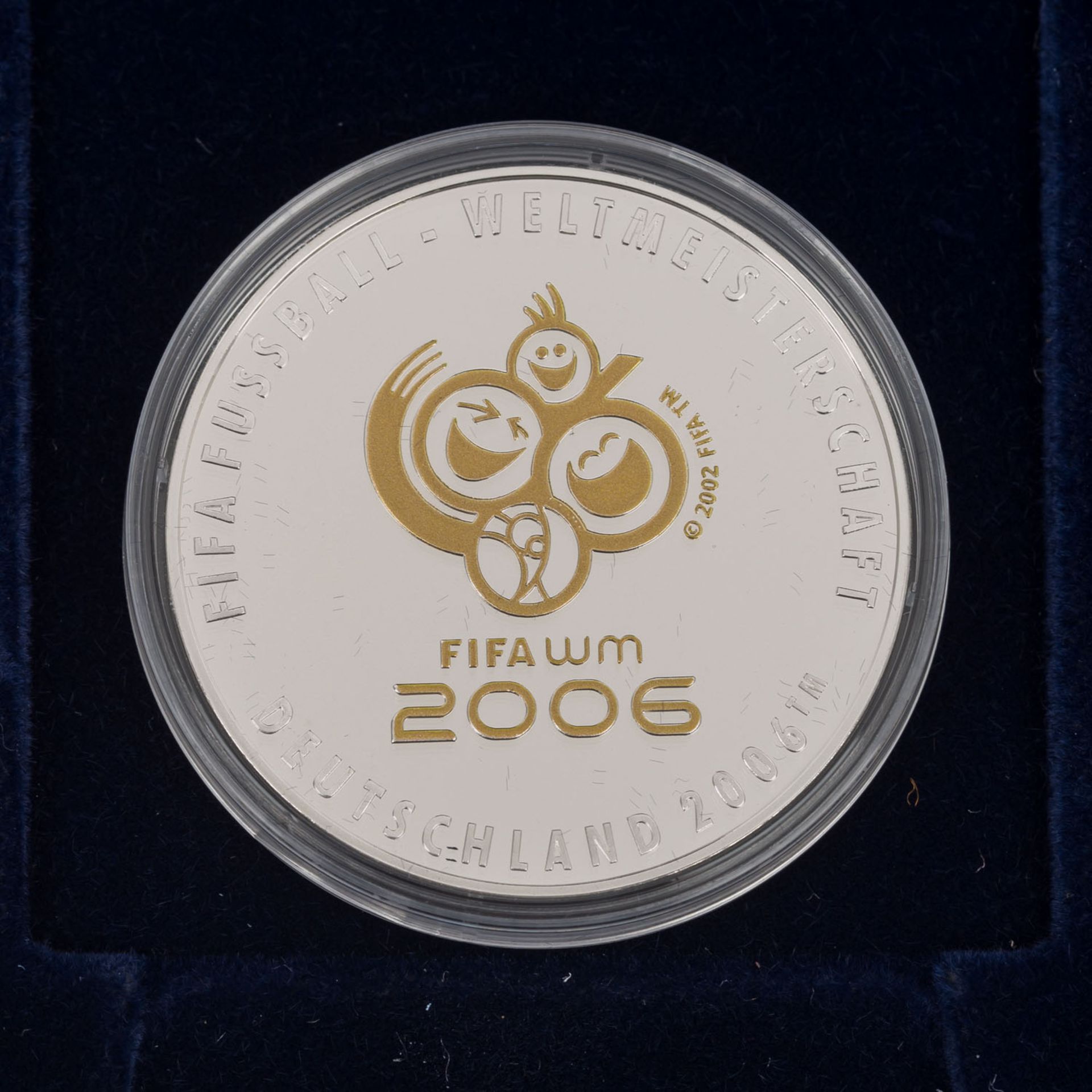 BRD - 100 Euro Fifa 2006, GOLD,mit Silber Gedenkmedaille, im etwas beschädigten Spezialetui. 15,55 - Bild 2 aus 6