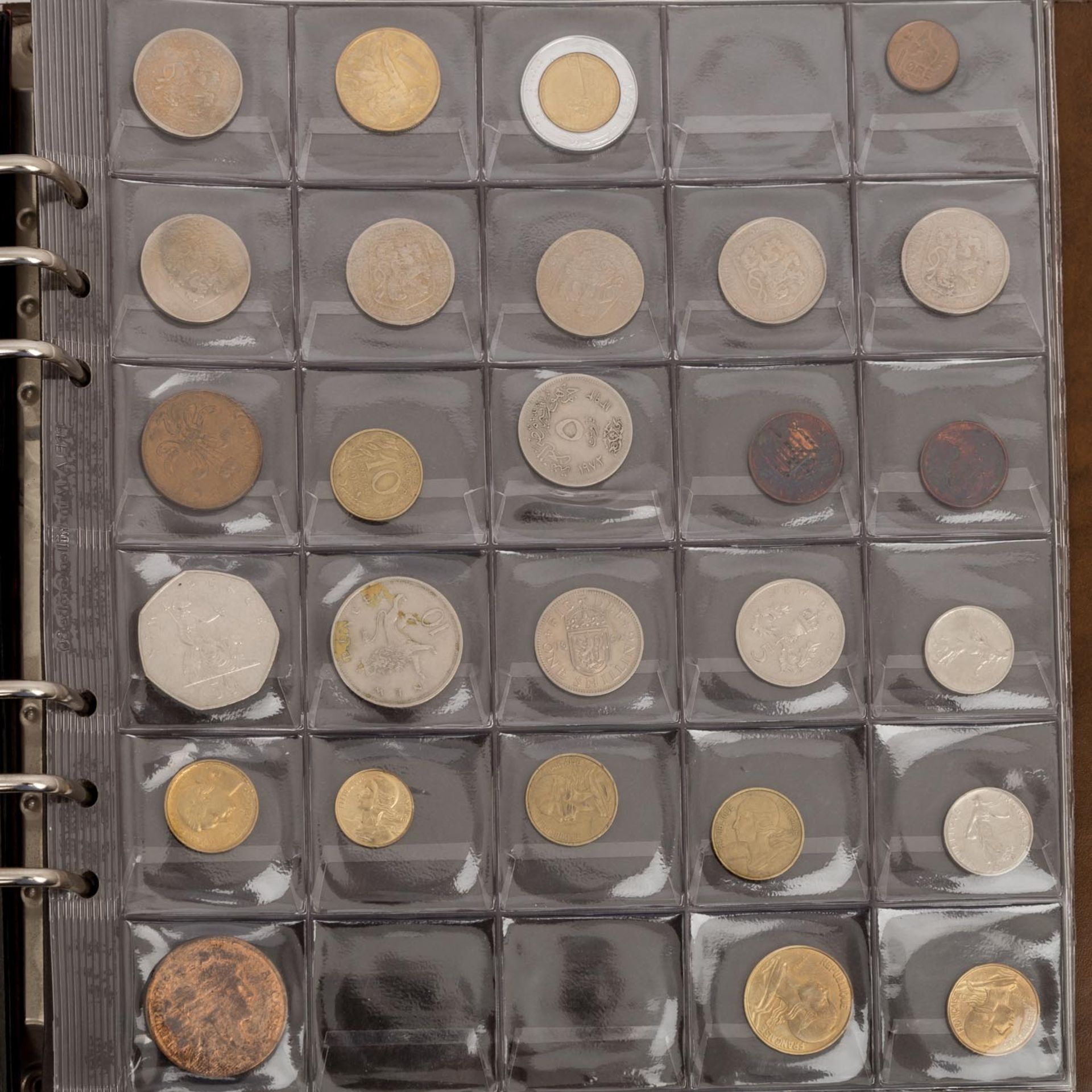 Lot aus 4 Alben und LINDNER Tableau, im Wesentlicheneinige Kilo Weltmünzen und unedler Beifang, an - Bild 6 aus 17