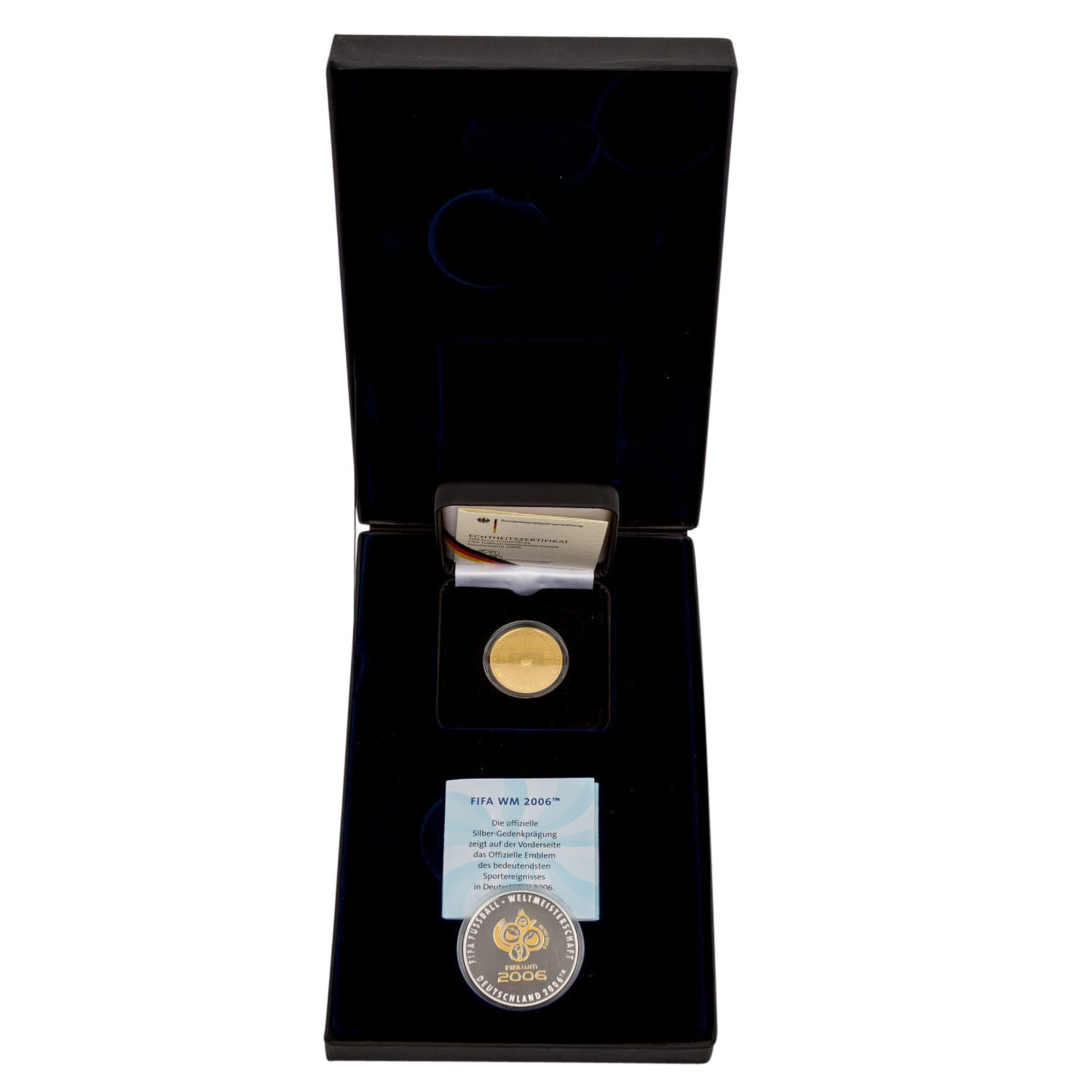 BRD - 100 Euro Fifa 2006, GOLD,mit Silber Gedenkmedaille, im etwas beschädigten Spezialetui. 15,55