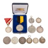Konvolut von 12 Auszeichnungen und Medaillen, meist vor 1918,dabei Tapferkeitsauszeichnung