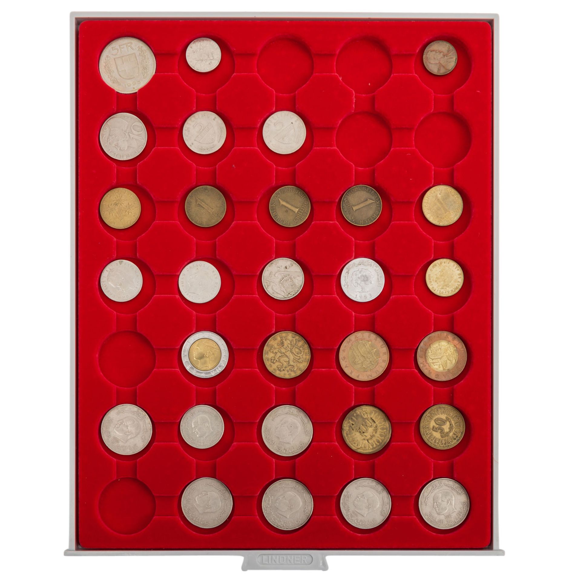 Lot aus 4 Alben und LINDNER Tableau, im Wesentlicheneinige Kilo Weltmünzen und unedler Beifang, an - Bild 13 aus 17