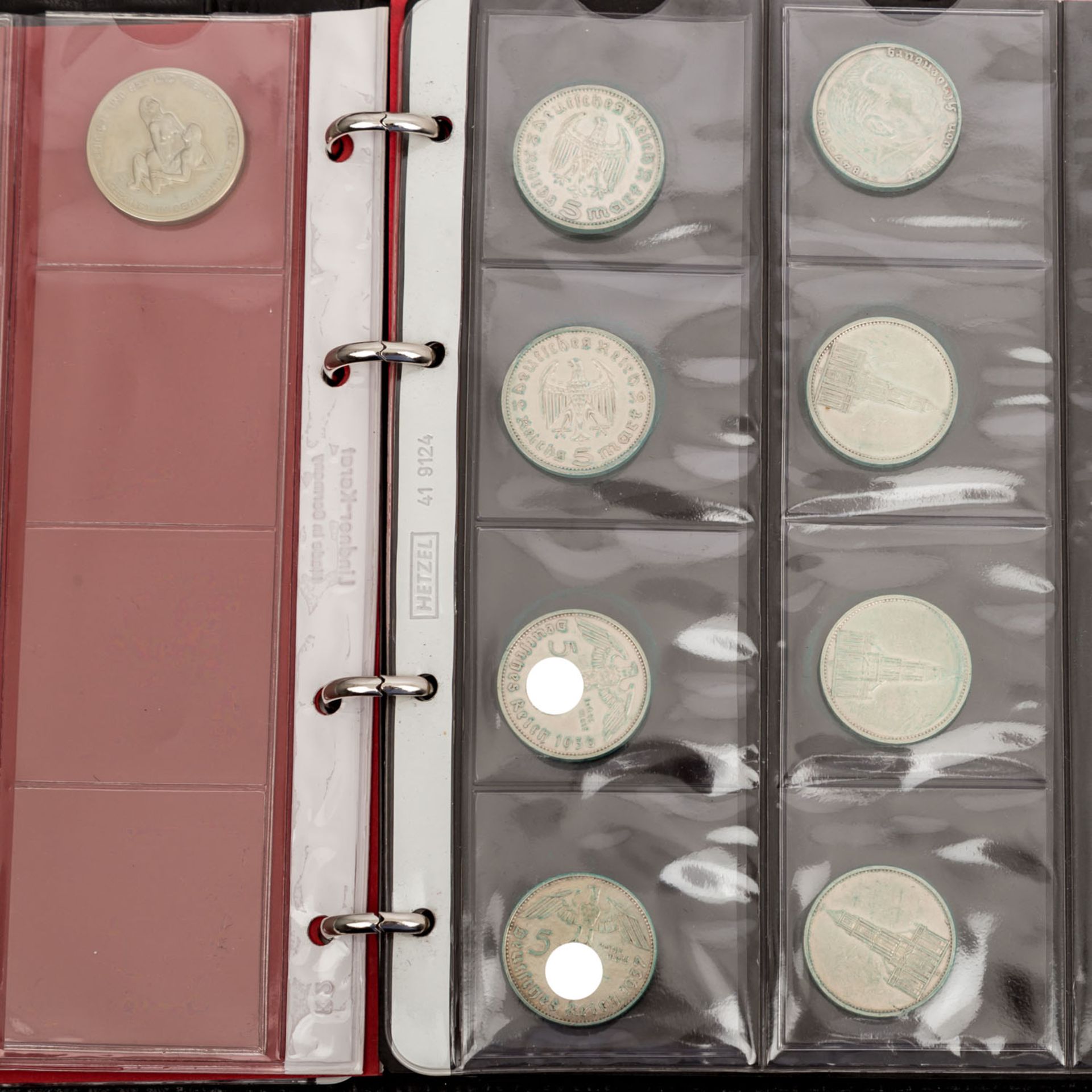 Lot aus 4 Alben und LINDNER Tableau, im Wesentlicheneinige Kilo Weltmünzen und unedler Beifang, an - Bild 17 aus 17
