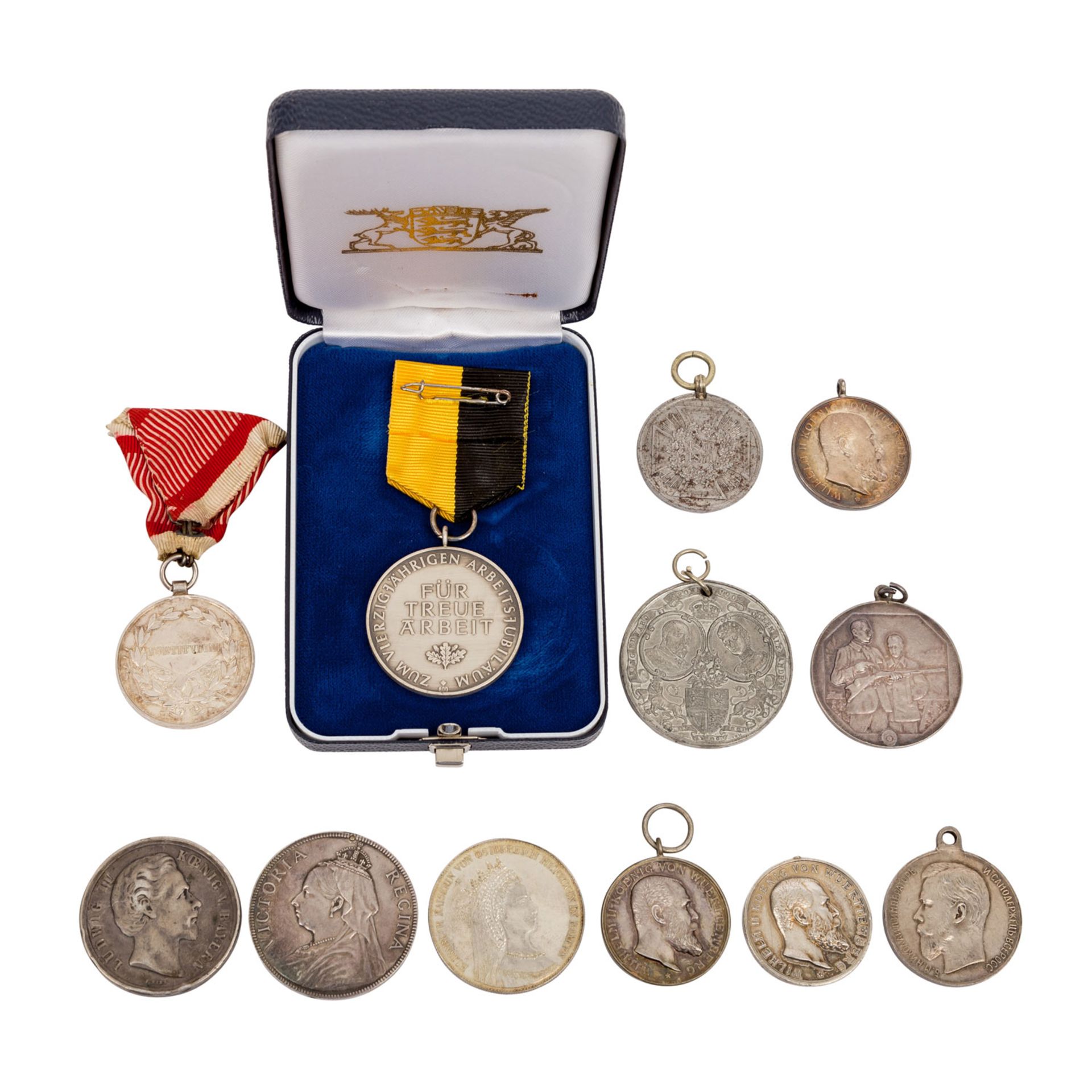 Konvolut von 12 Auszeichnungen und Medaillen, meist vor 1918,dabei Tapferkeitsauszeichnung - Bild 2 aus 2