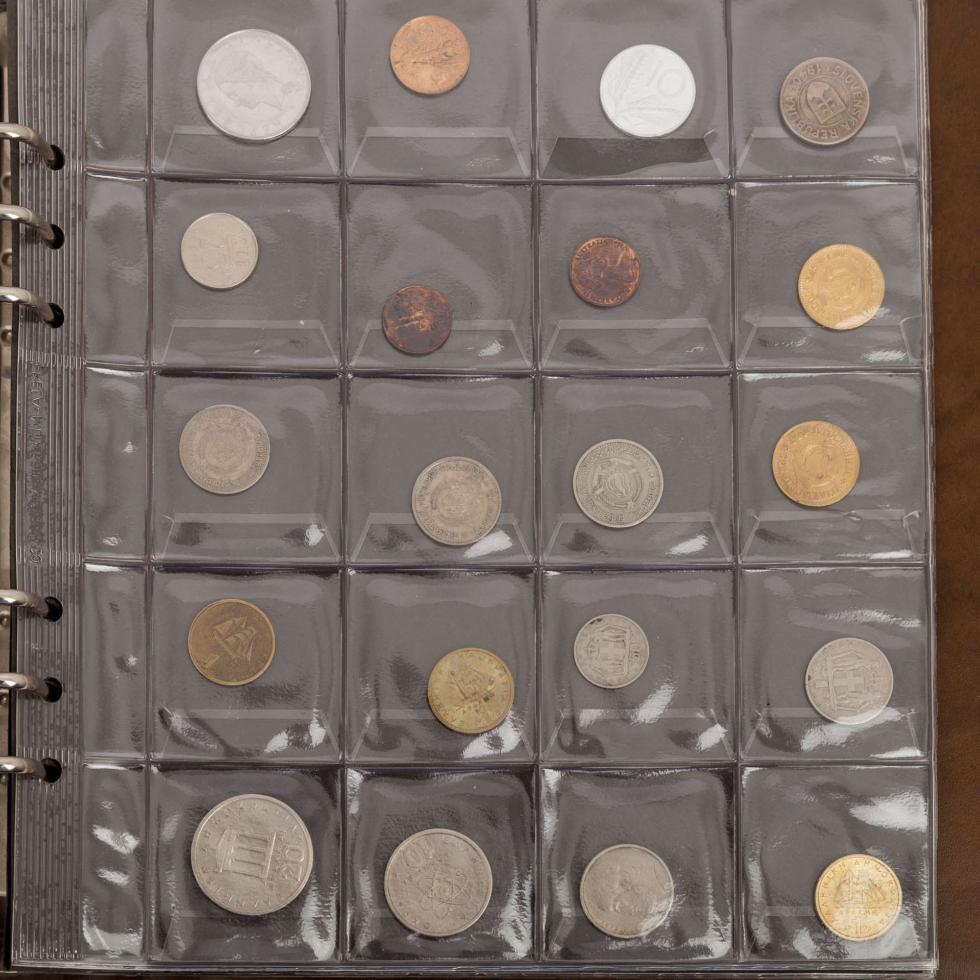 Lot aus 4 Alben und LINDNER Tableau, im Wesentlicheneinige Kilo Weltmünzen und unedler Beifang, an - Bild 5 aus 17