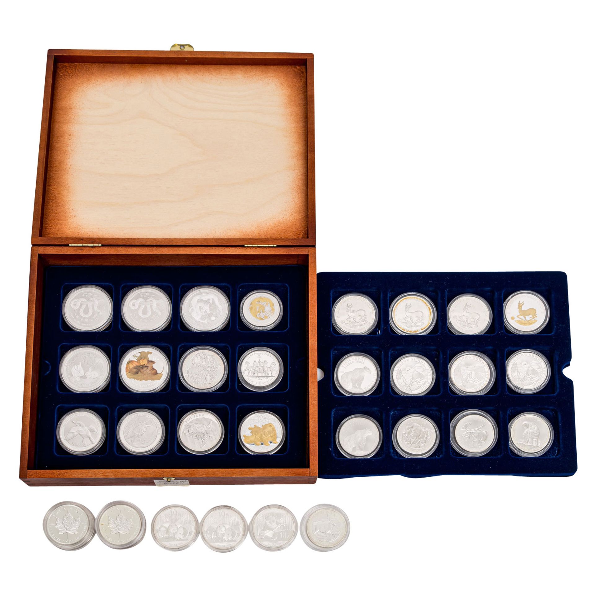 SILBERUNZEN - Holzbox mit 34 Münzen,davon 32 Unzen, 1 weitere Unze als Medaille sowie 1/2 Unze