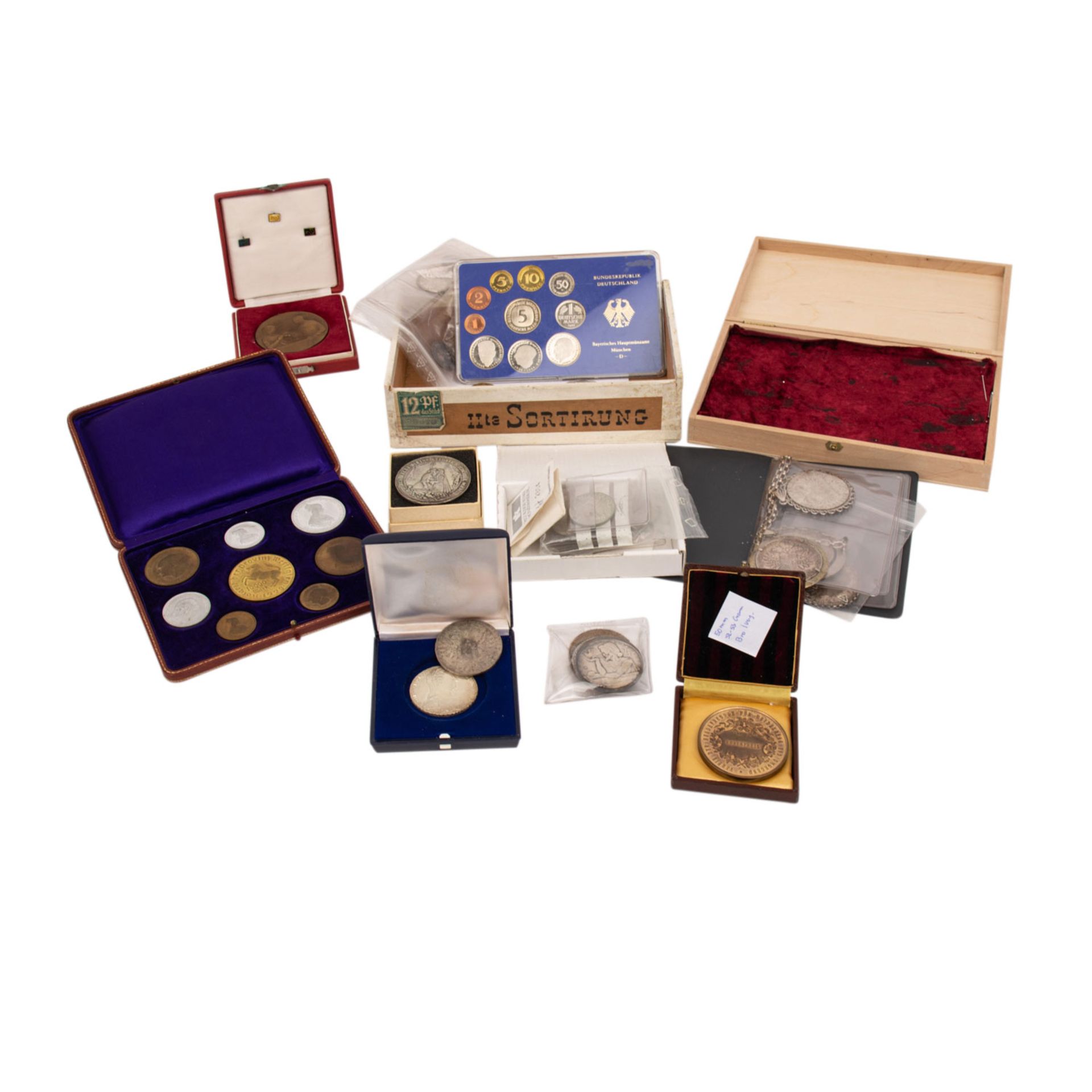 Konvolut Münzen und Medaillen mit u.a. 6 Maria Theresia Taler NP, davon 4 an Fassung und teils mit