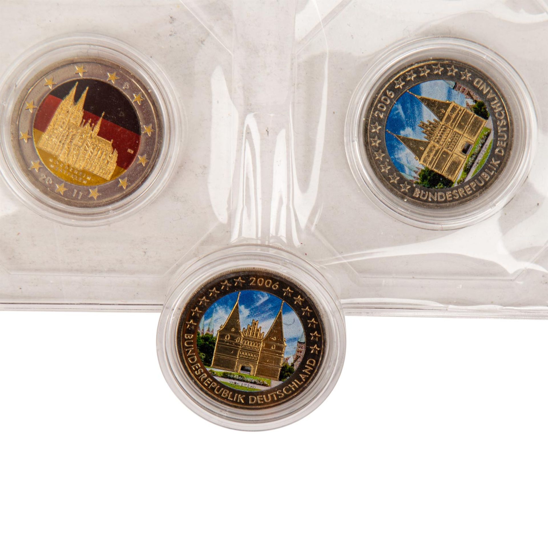 EUROPA Farbmünzen Eine Sammlung von insgesamt ca. 60x 2€ Gedenkmünzen mit Farbauflagen, u.a. aus - Bild 5 aus 7