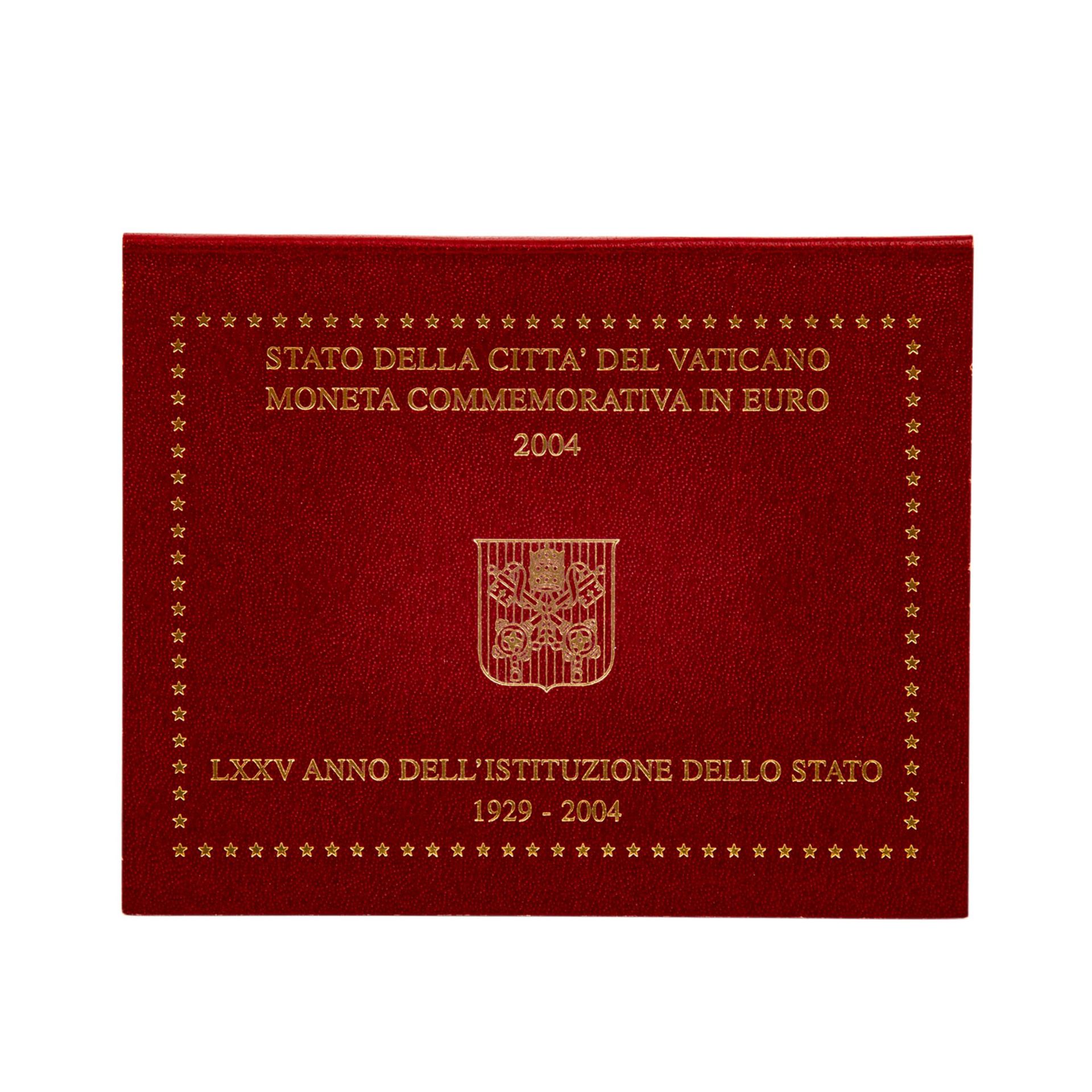Vatikan / Vatican - 2 Euro 2004, 75 Jahre Staatsgründung, im originalen, leicht bestoßener Blister. - Bild 2 aus 2