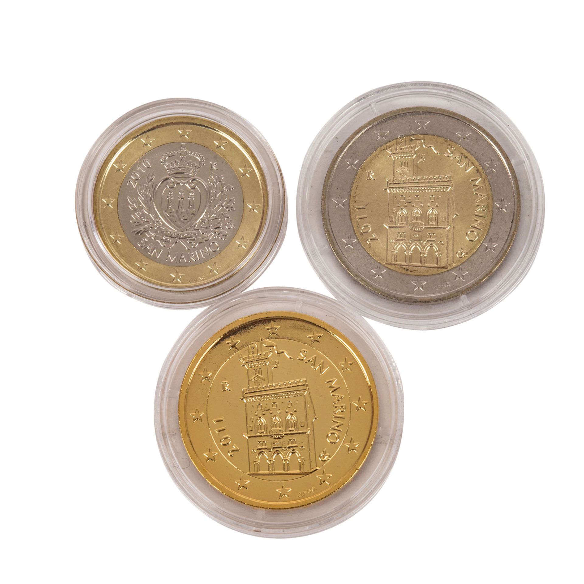 SAN MARINO Euromünzen 2x 2€, 2011, stgl, gekapselt; 1x 1€, 2010, stgl., gekapselt, mit Zertifikaten