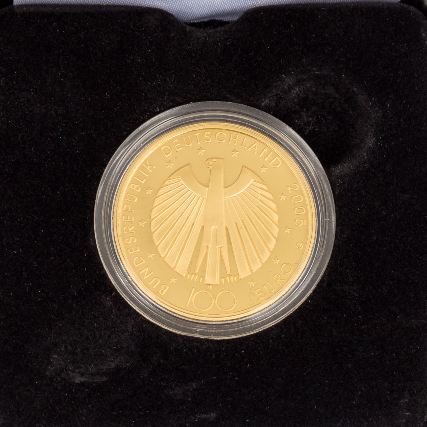 BRD/GOLD - 100 Euro 2005 G Fußball WM, 1/2 Unze fein, im Spezialetui mit Sterlingsilber Medaille - Image 5 of 6