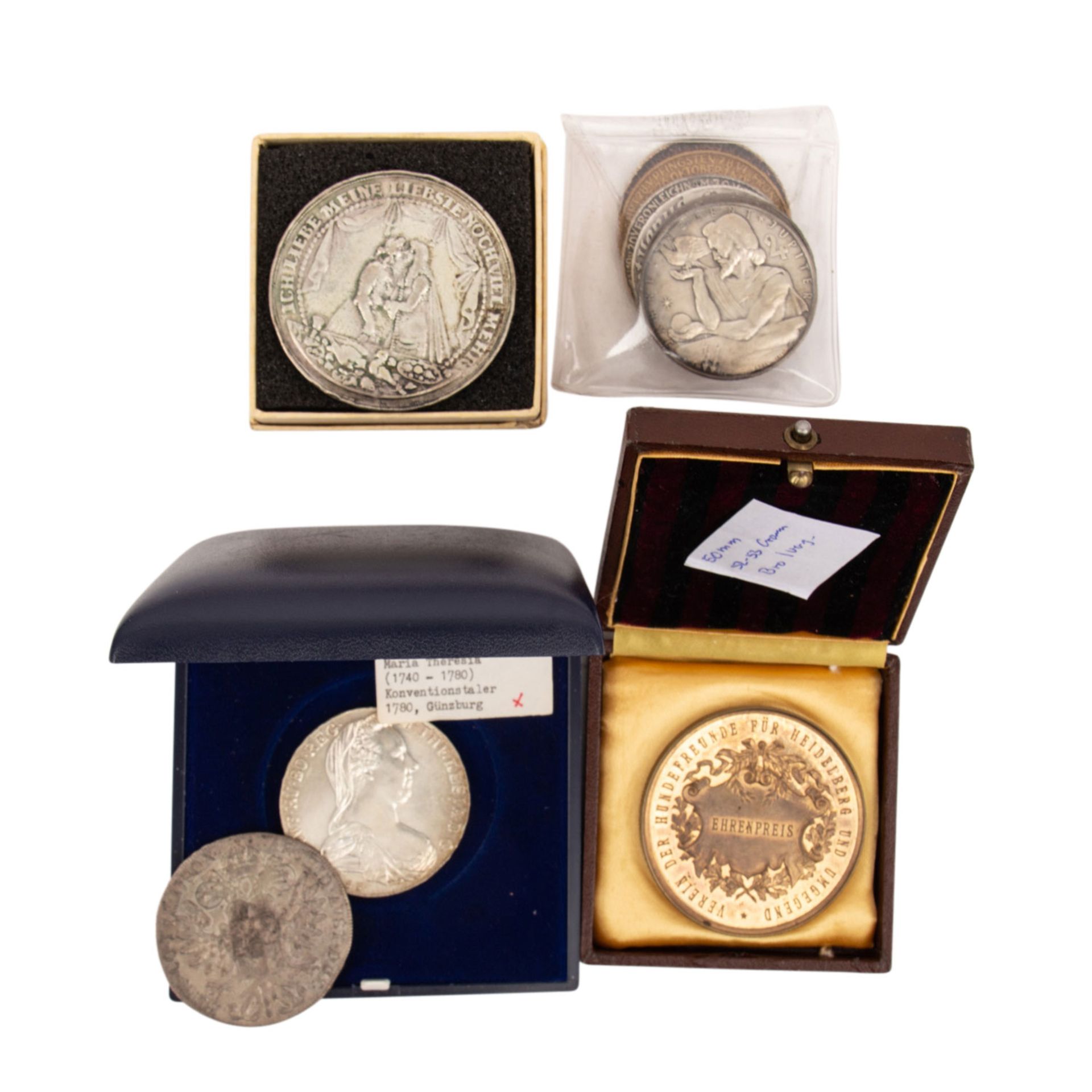 Konvolut Münzen und Medaillen mit u.a. 6 Maria Theresia Taler NP, davon 4 an Fassung und teils mit - Bild 2 aus 7