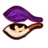 Meerschaumpfeife mit filigraner Jagdhundmontur, Originaletui, Alters- und Gebrauchsspuren, gering