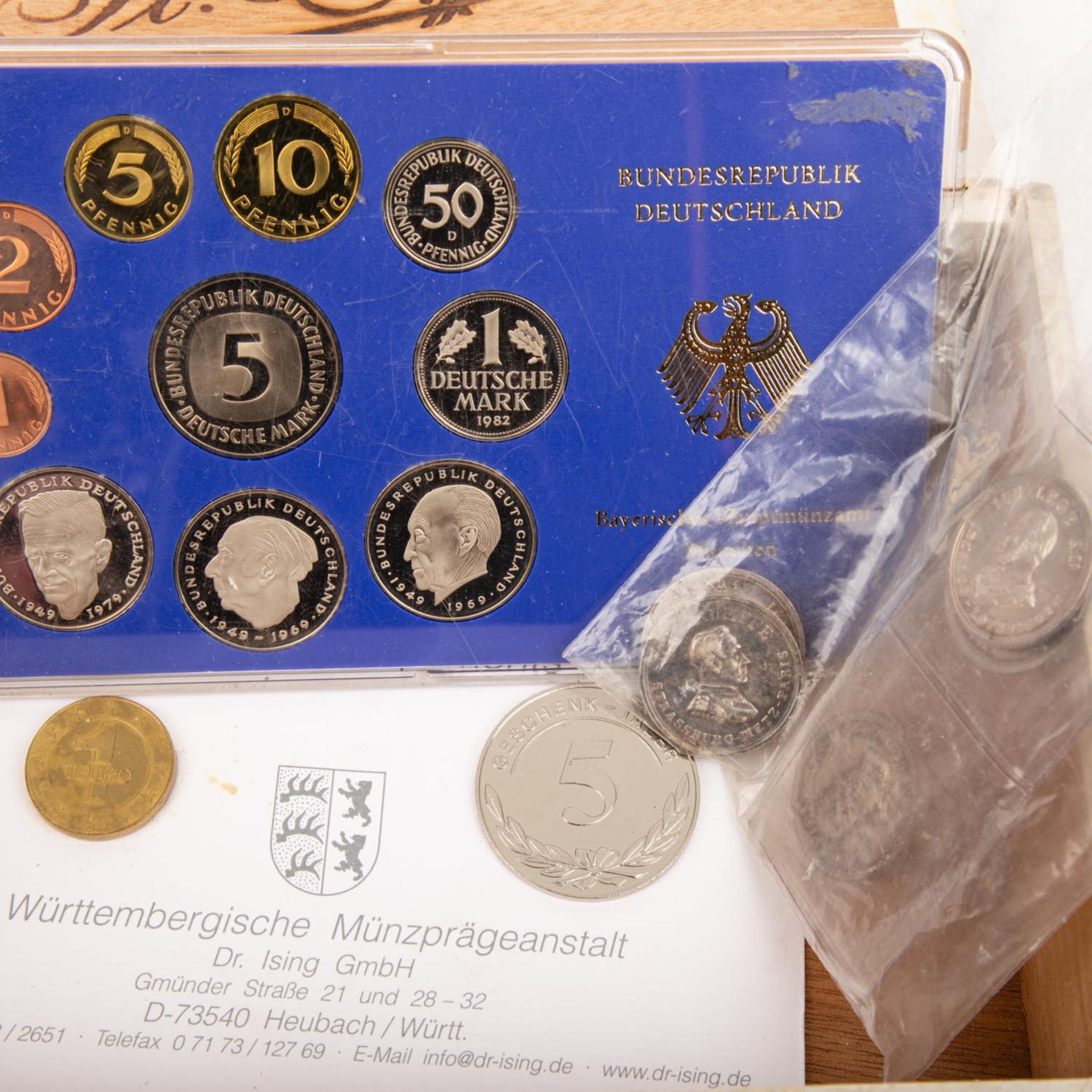 Konvolut Münzen und Medaillen mit u.a. 6 Maria Theresia Taler NP, davon 4 an Fassung und teils mit - Bild 6 aus 7