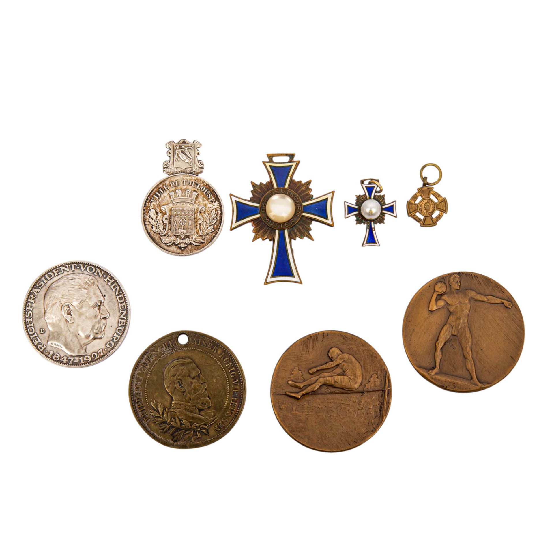 Medaillen und Auszeichnungen, darunter umgearbeitetes Mutterkreuz in Bronze und als Miniatur mit