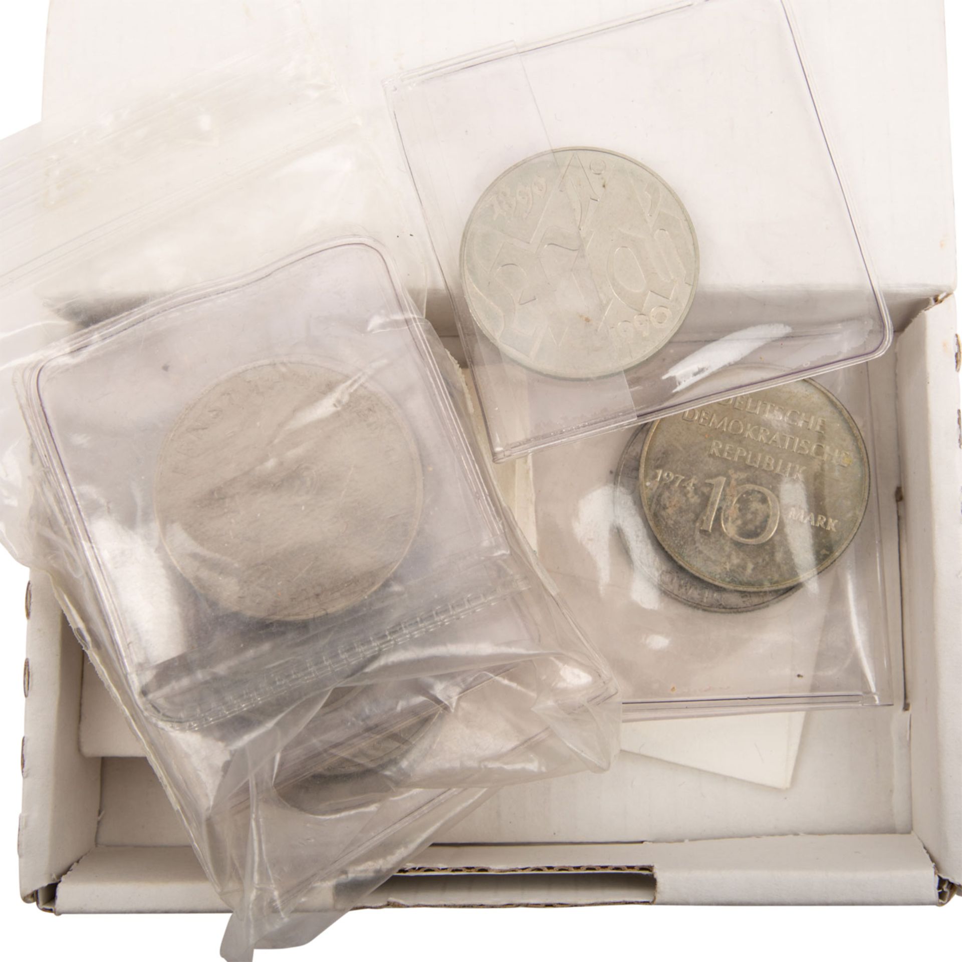Konvolut Münzen und Medaillen mit u.a. 6 Maria Theresia Taler NP, davon 4 an Fassung und teils mit - Bild 4 aus 7