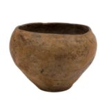 Prähistorische Keramik der Bronze-/Eisenzeit -schlichtes braunes Tongefäß, vermutli