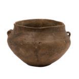 Prähistorische Keramik der Bronze-/Eisenzeit -großes braunes Tongefäß, verziert mi