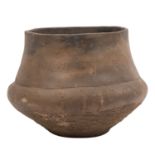 Prähistorische Keramik der Bronze-/Eisenzeit -großes Tongefäß ringsum verziert mit
