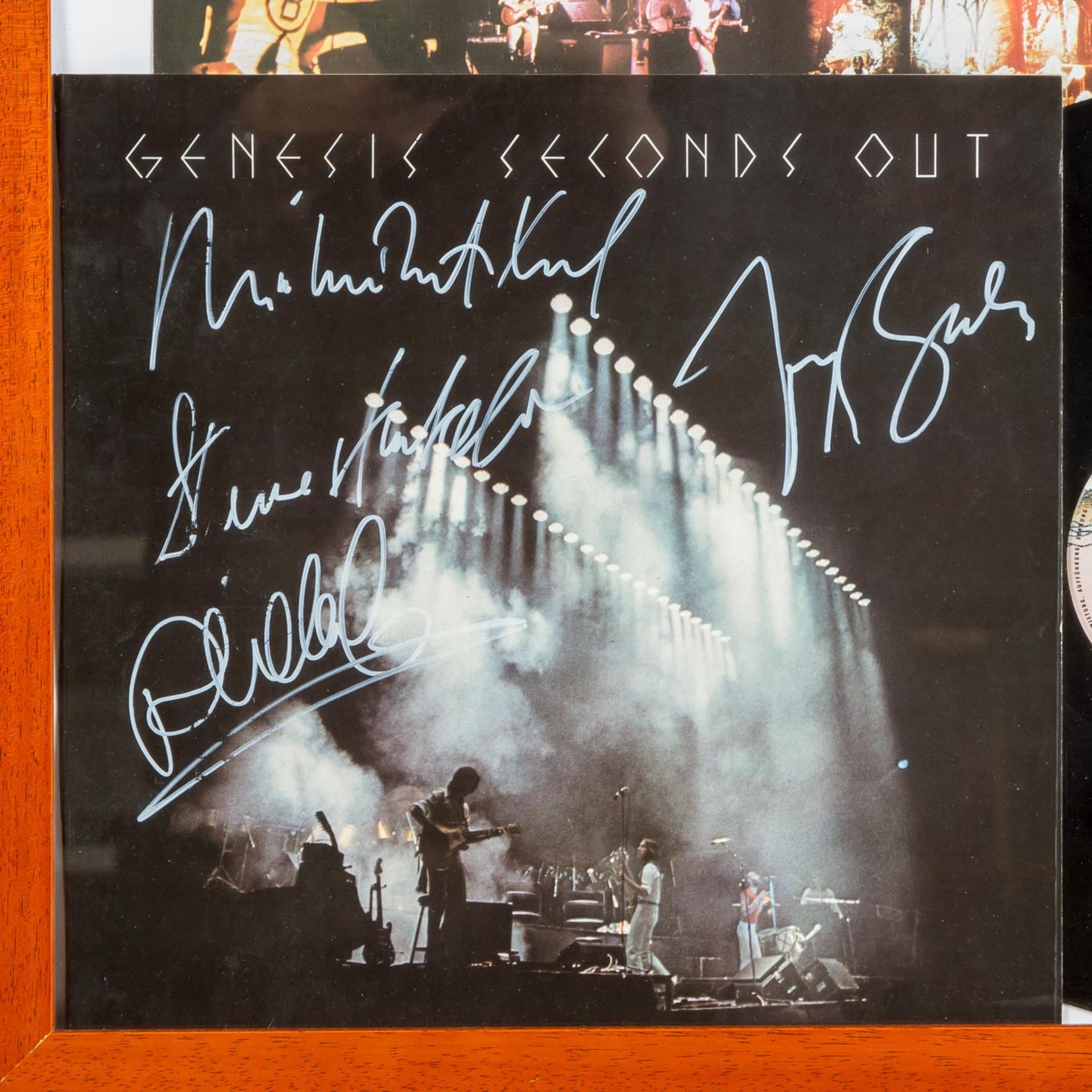 Autographen - Musiklegenden: GENESIS,handsigniertes Plattencover SCONDS OUT inklusive - Image 2 of 4