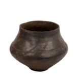 Prähistorische Keramik der Bronze-/Eisenzeit -großes, schwarz graphitiertes Tongefä