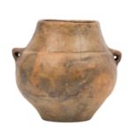 Prähistorische Keramik der Bronze-/Eisenzeit -braunes Gefäß aus Ton mit 2 seitliche