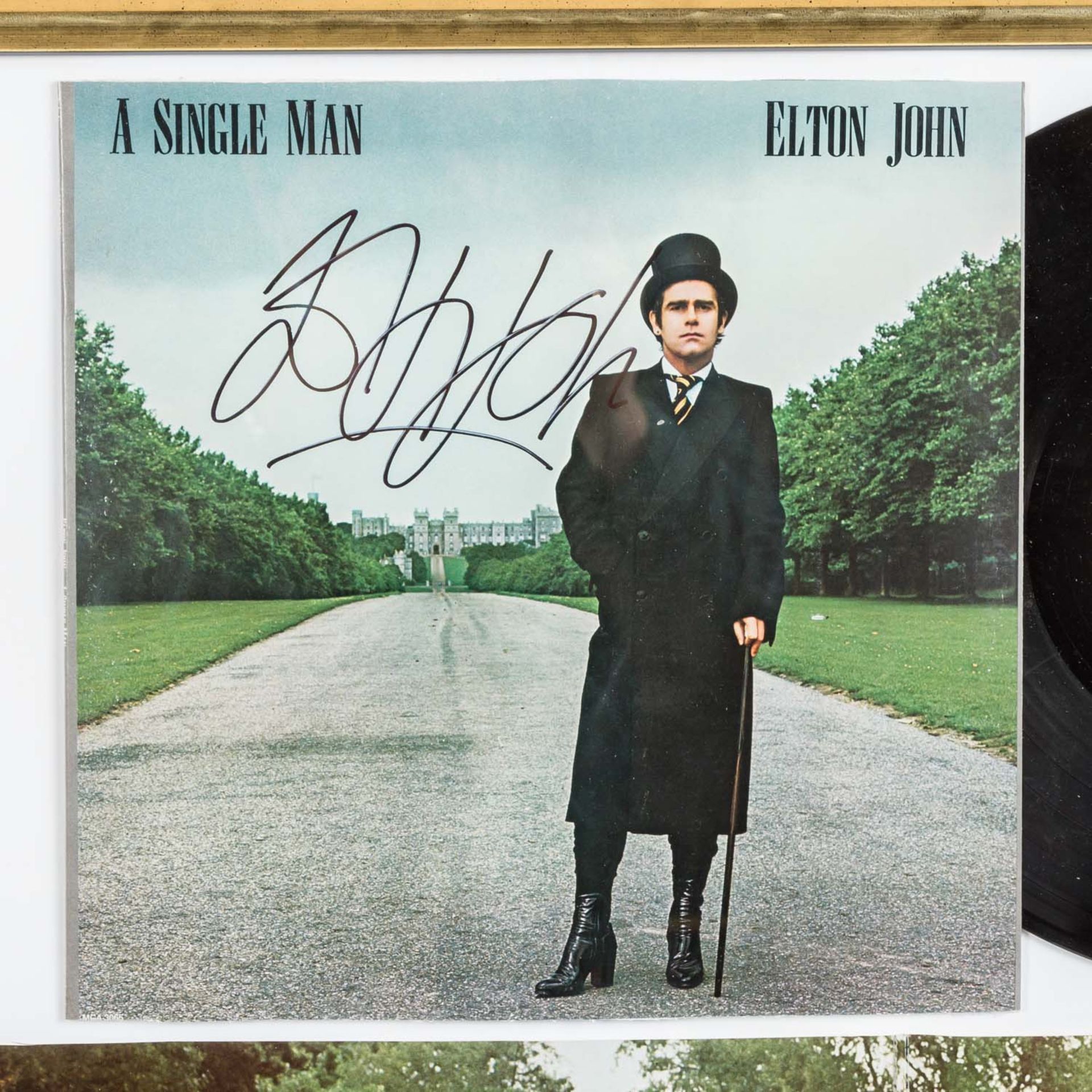 Autographen - Musiklegenden: ELTON JOHN,handsigniertes Plattencover A SINGLE MAN mit L - Bild 2 aus 5