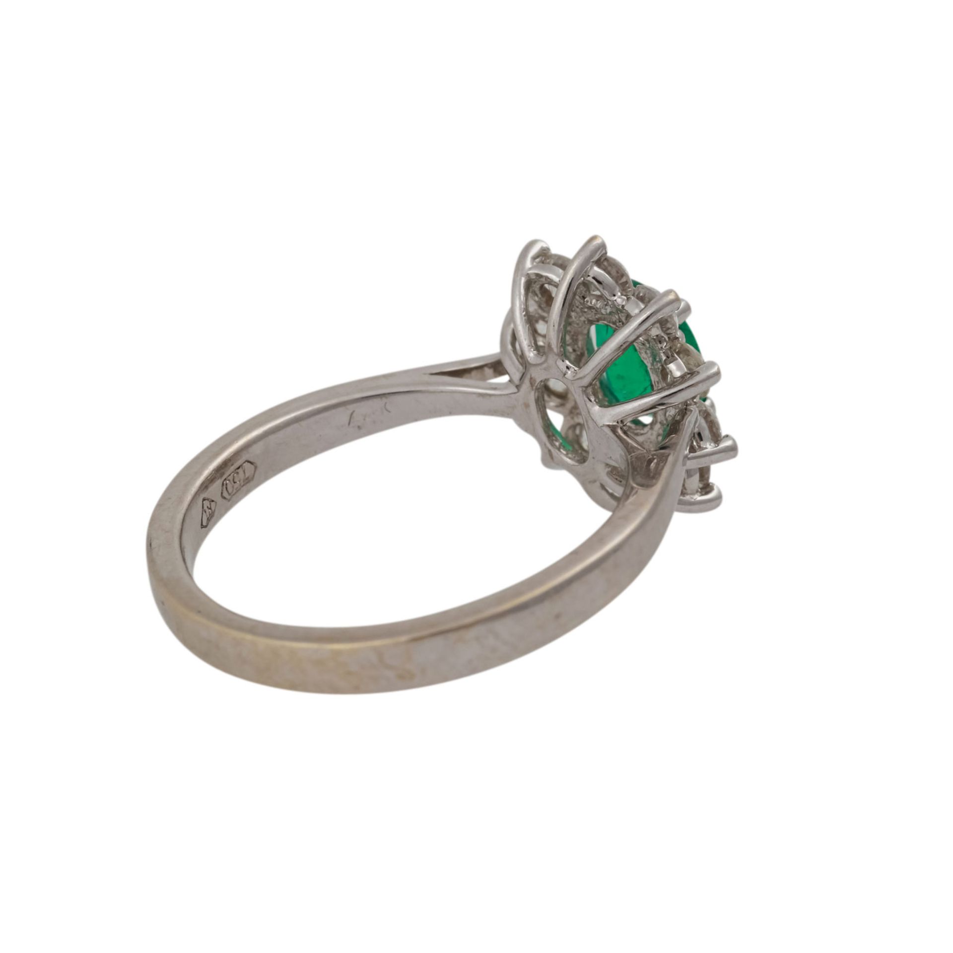Ring mit Smaragd und Brillantenvon zus. ca. 0,60 ct, gute Farbe u. Reinheit, WG 18K, RW: 50, 2. H. - Bild 3 aus 4