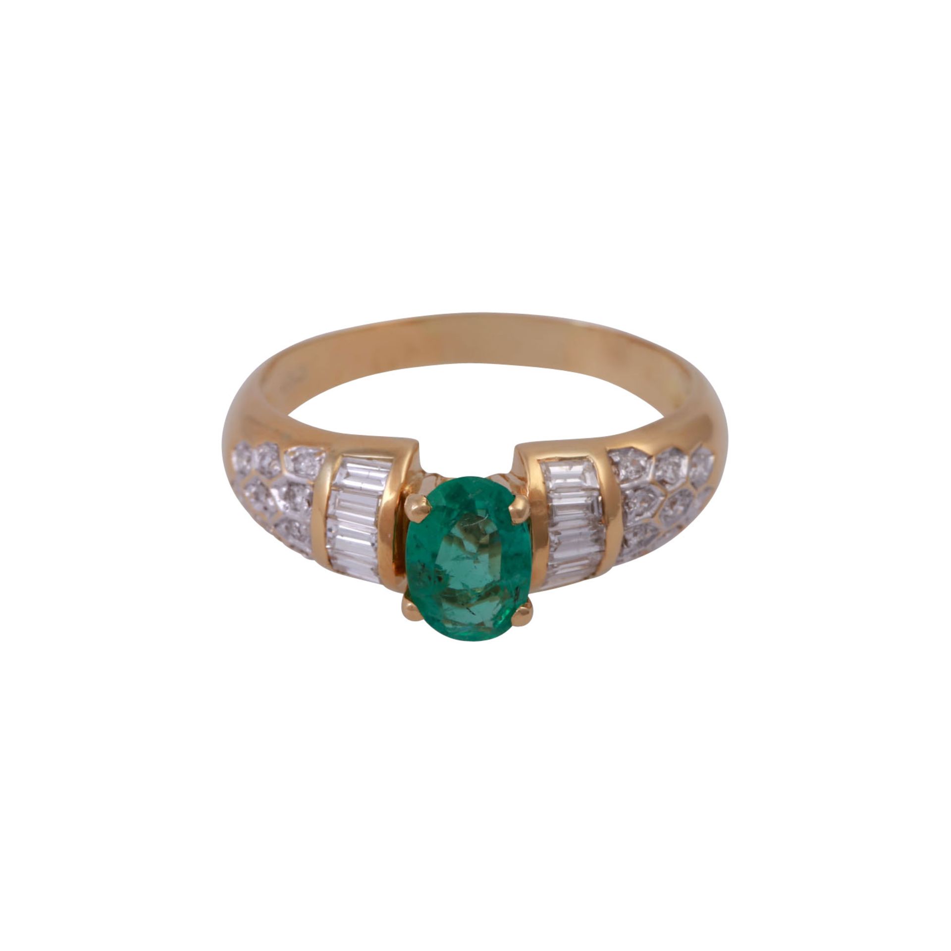 Ring mit Smaragd ca. 0,8 ct und Diamantenim Baguette- u. Brillantschliff zus. ca. 0,4 ct, niedere