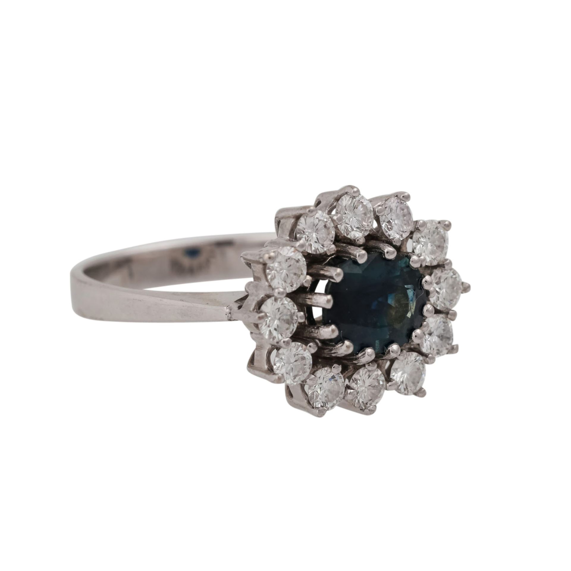 Ring mit Saphir ca. 1,3 ct und 12 Brillanten zus. ca. 1ct,WEISS-LGW (H-I)/SI, austral. Saphir oval - Bild 2 aus 3