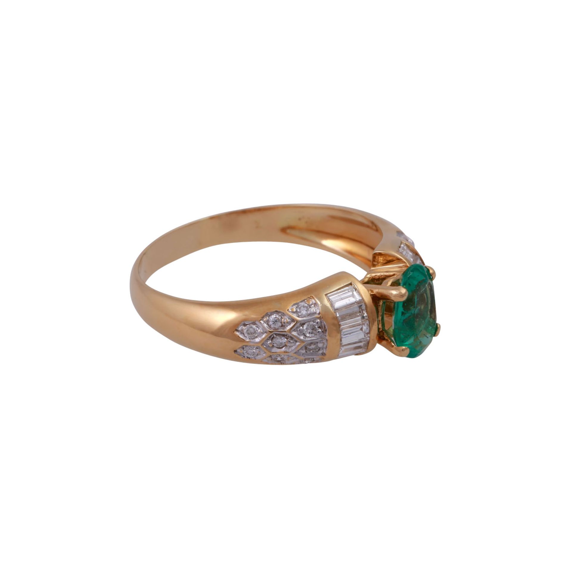 Ring mit Smaragd ca. 0,8 ct und Diamantenim Baguette- u. Brillantschliff zus. ca. 0,4 ct, niedere - Bild 2 aus 4