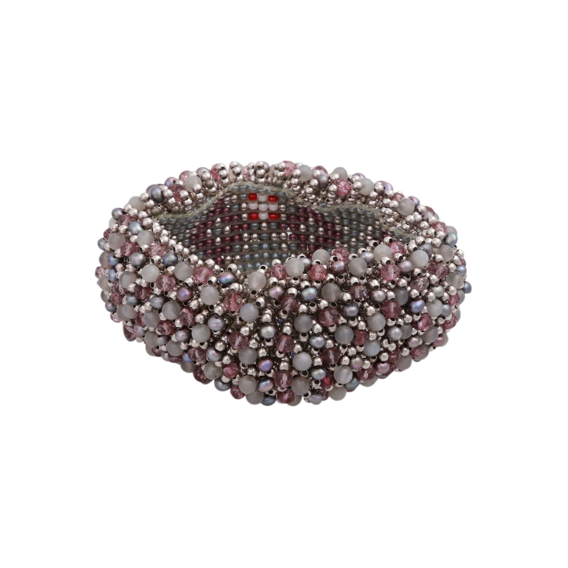 Konvolut aus 2 Armbändern,Perlenwebarbeit mit Rubinen, Quarzen, Zucht- und Glasperlen auf - Bild 3 aus 3