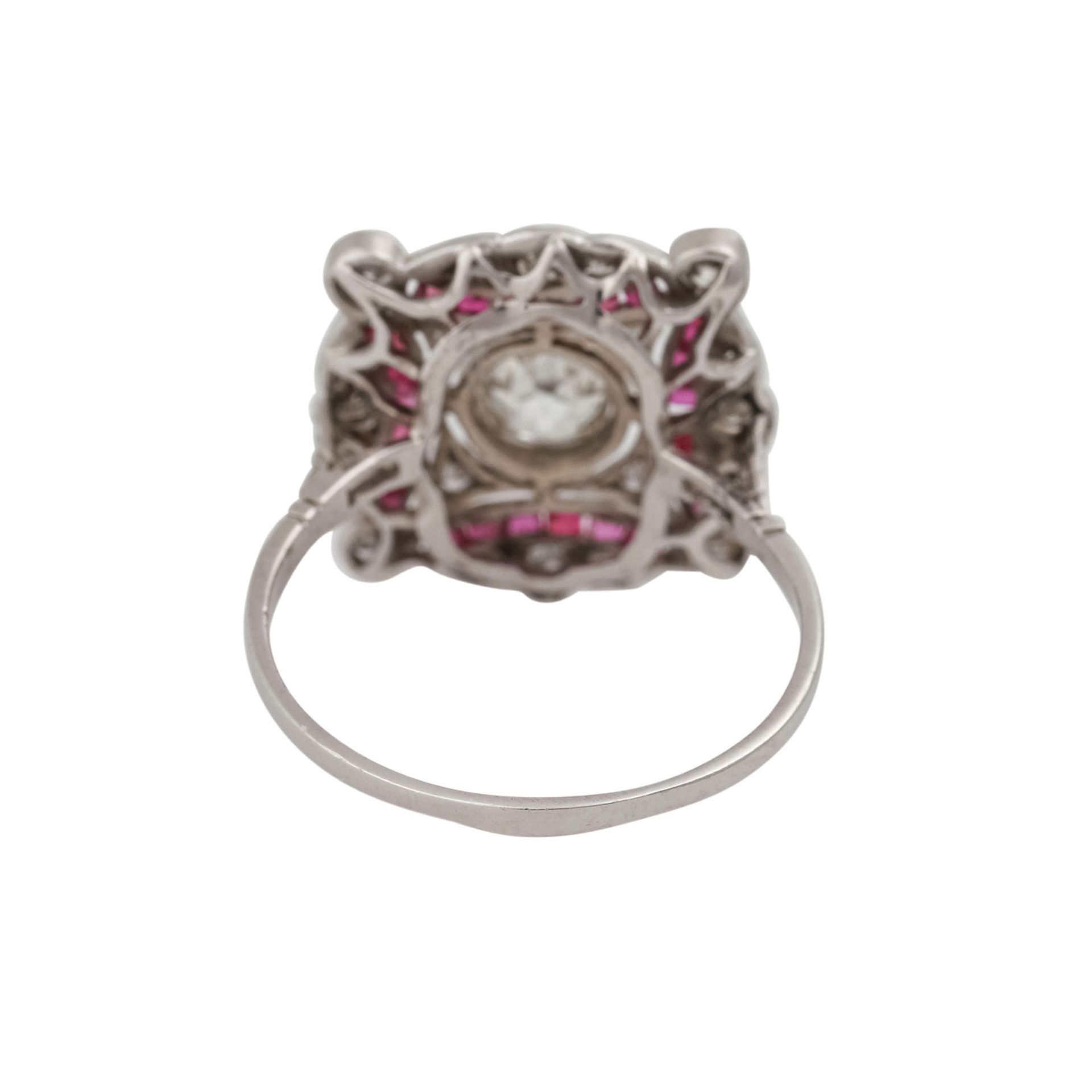 Ring mit Altschliffdiamanten zus. ca. 0,7 ct,WEISS-LGW (H-I)/SI-P1 und kl. Rubincarrés, Platin, RW - Bild 4 aus 4