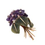 Brosche "Veilchenbouquet" mit Brillanten, zus. ca. 0,15 ct,Blüten und Blätter aus Amethyst und