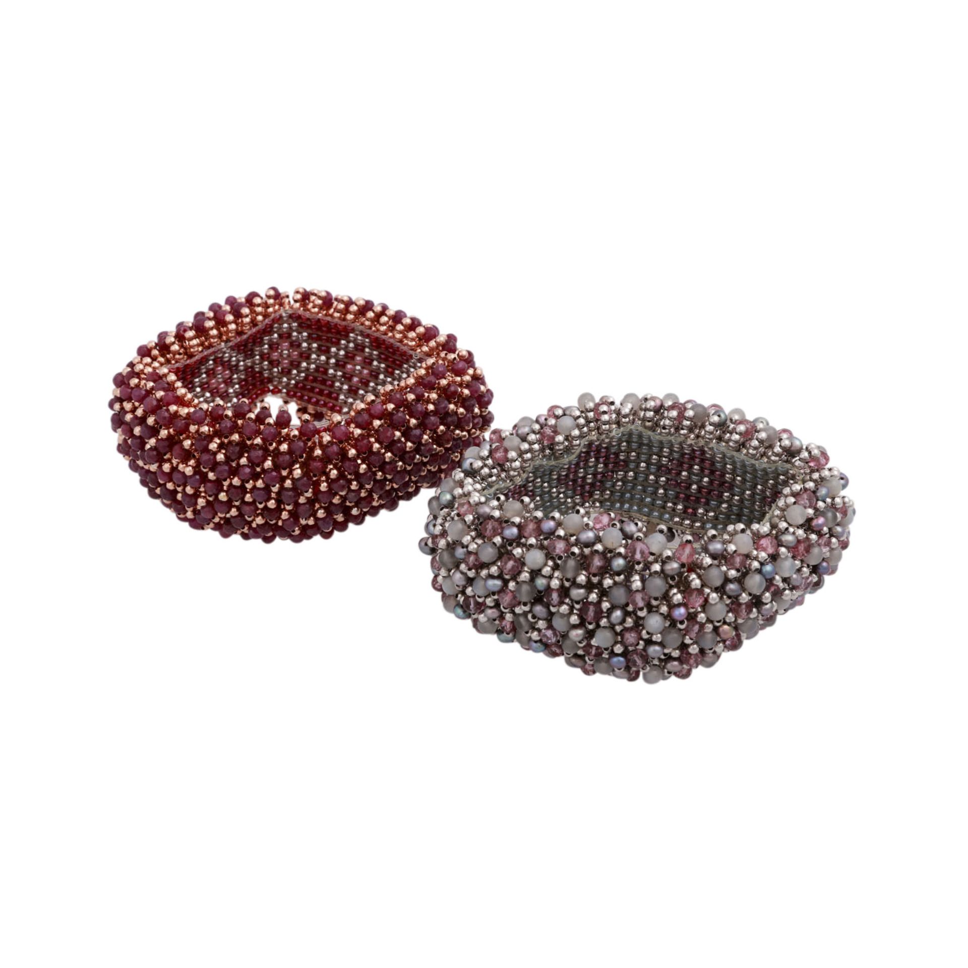 Konvolut aus 2 Armbändern,Perlenwebarbeit mit Rubinen, Quarzen, Zucht- und Glasperlen auf