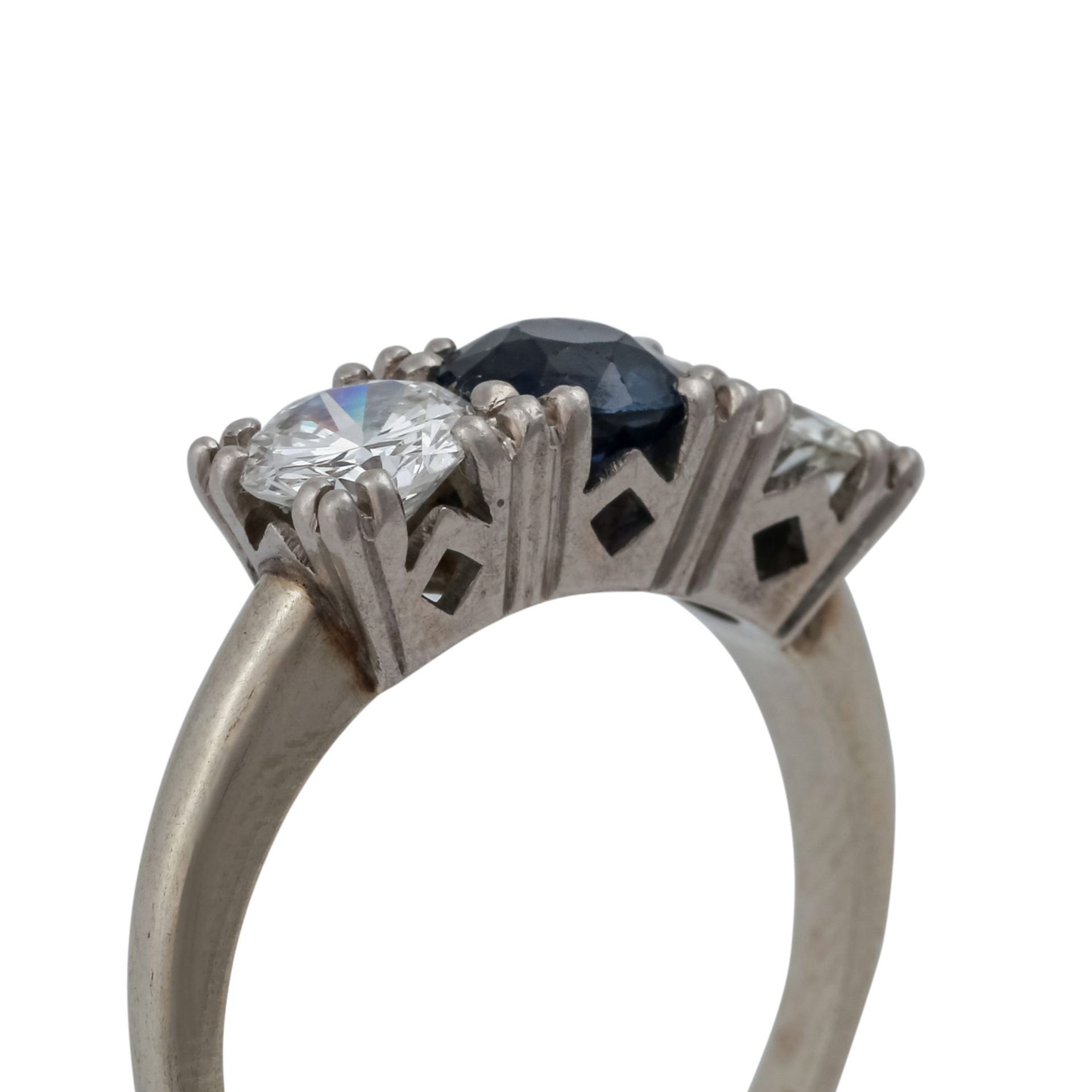 Ring mit Saphir ca. 0,75 ct und 2 Brillanten zus. ca. 1 ct,WEISS (H)/VVS-VS, Ringkopf Palladium, - Bild 5 aus 5