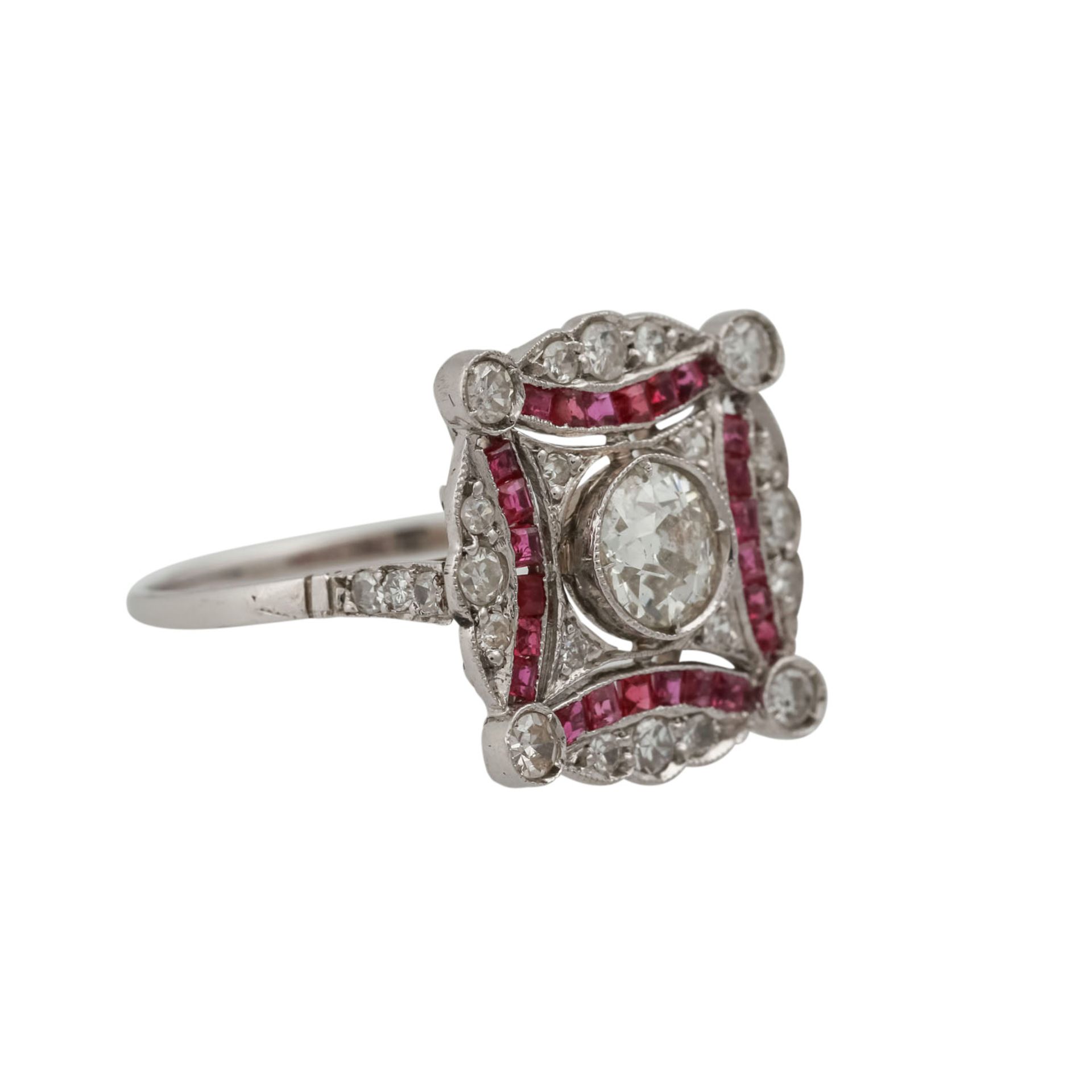 Ring mit Altschliffdiamanten zus. ca. 0,7 ct,WEISS-LGW (H-I)/SI-P1 und kl. Rubincarrés, Platin, RW - Bild 2 aus 4