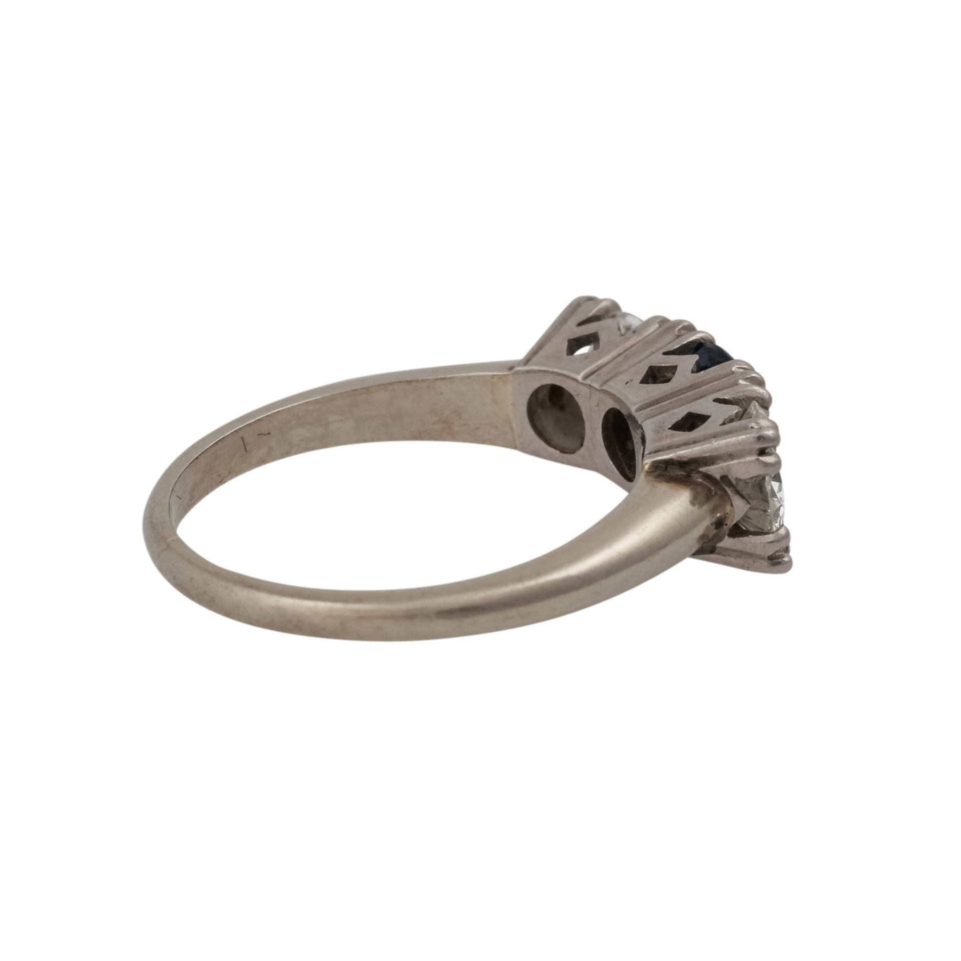 Ring mit Saphir ca. 0,75 ct und 2 Brillanten zus. ca. 1 ct,WEISS (H)/VVS-VS, Ringkopf Palladium, - Bild 3 aus 5